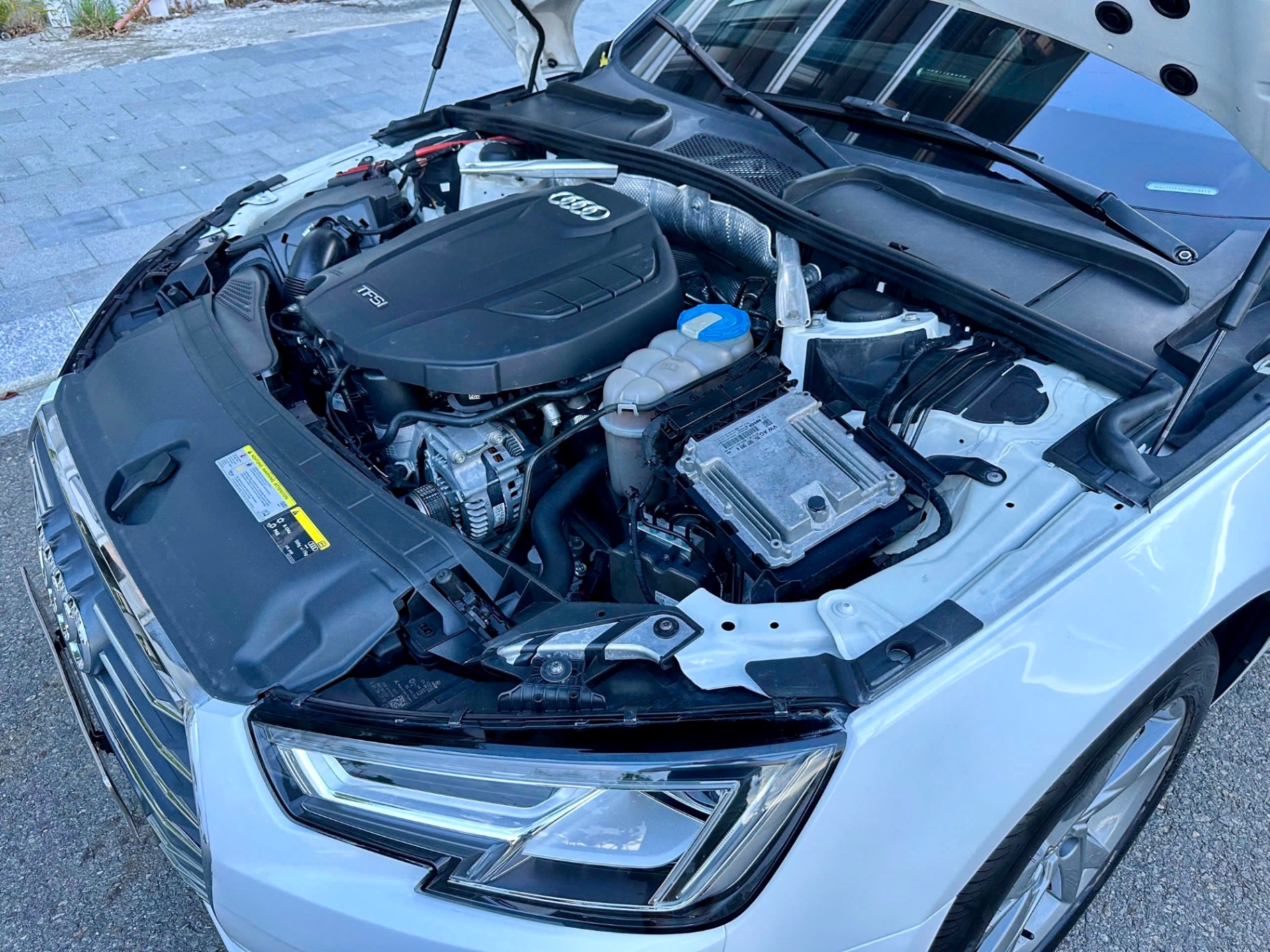 Audi A4 2.0 TFSI 2016 - Khoang động cơ 1