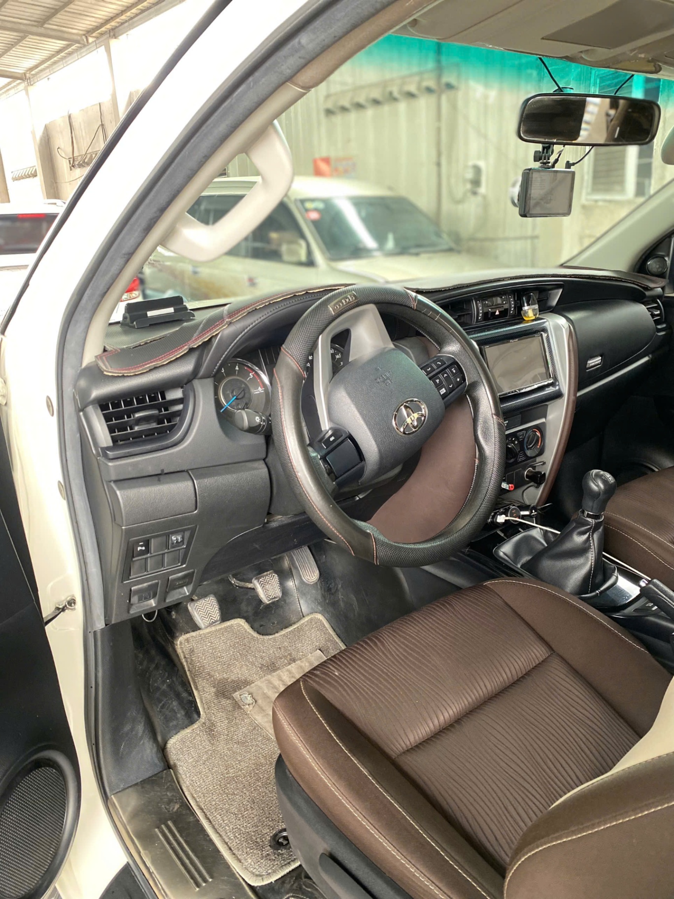 Toyota Fortuner 2.4G 4x2 MT 2017 - Nội thất 1