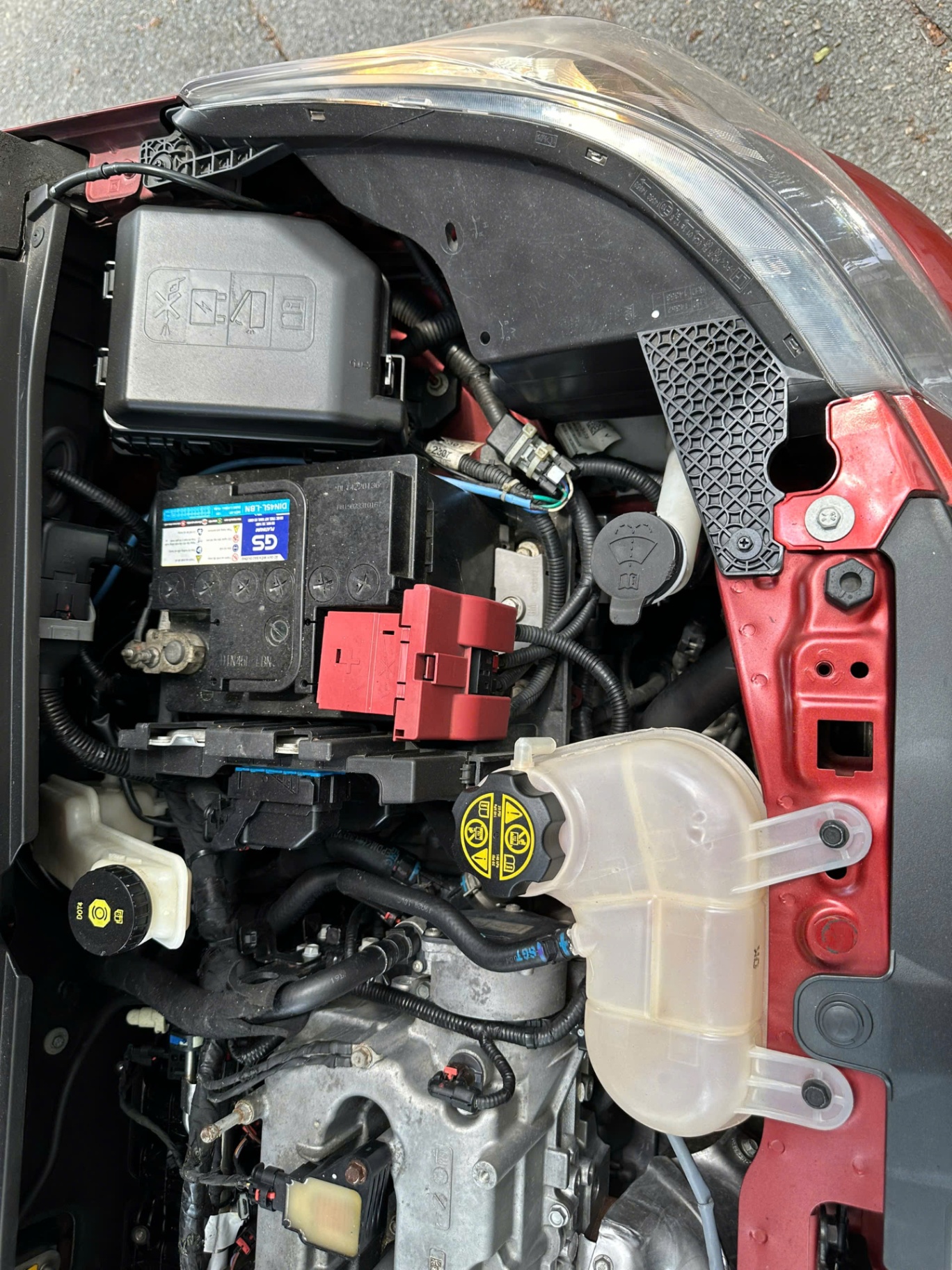 Vinfast Fadil 1.4 AT 2019 - Khoang động cơ 8