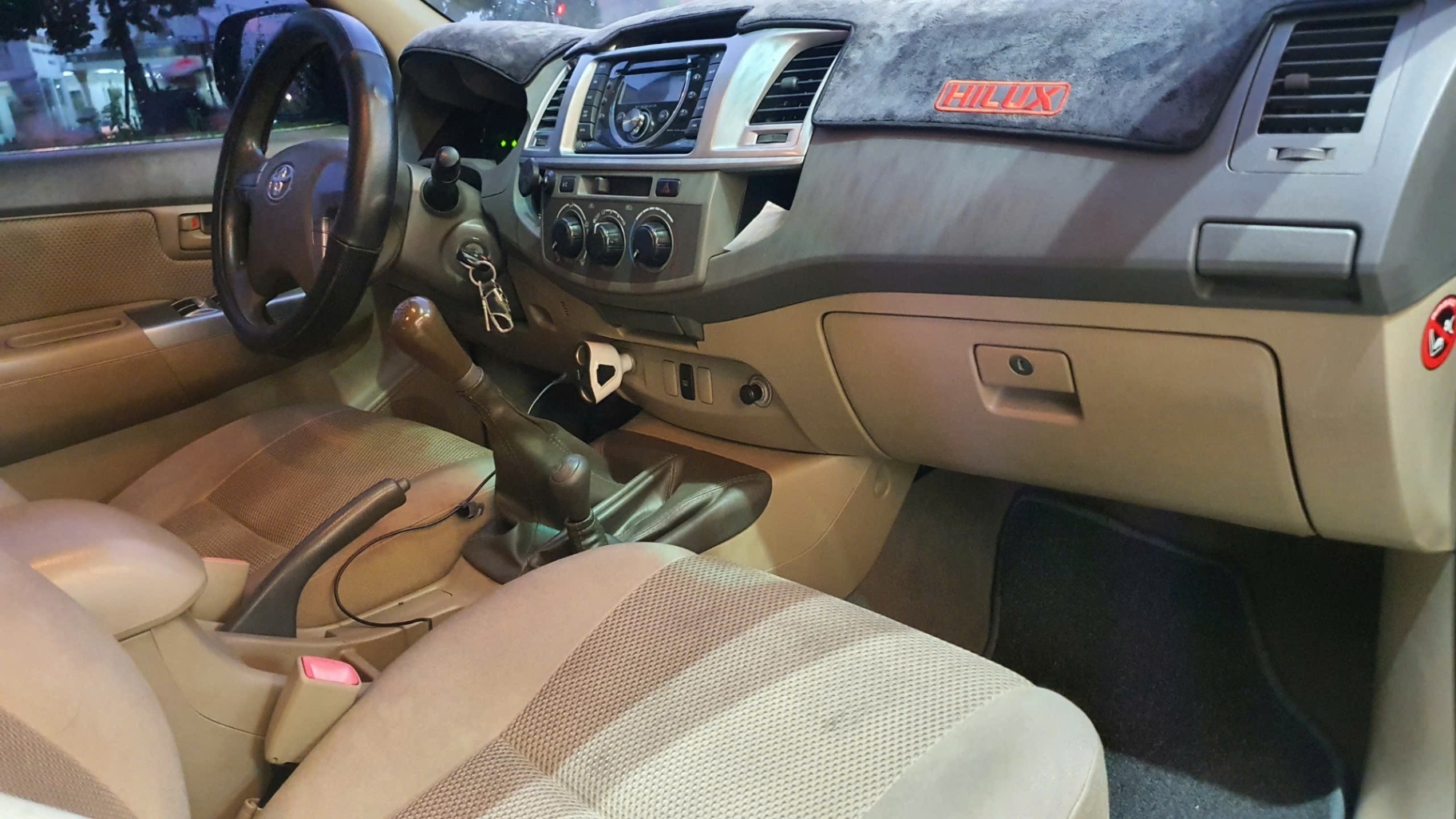 Toyota Hilux 3.0G 4x4 MT 2013 - Nội thất 1