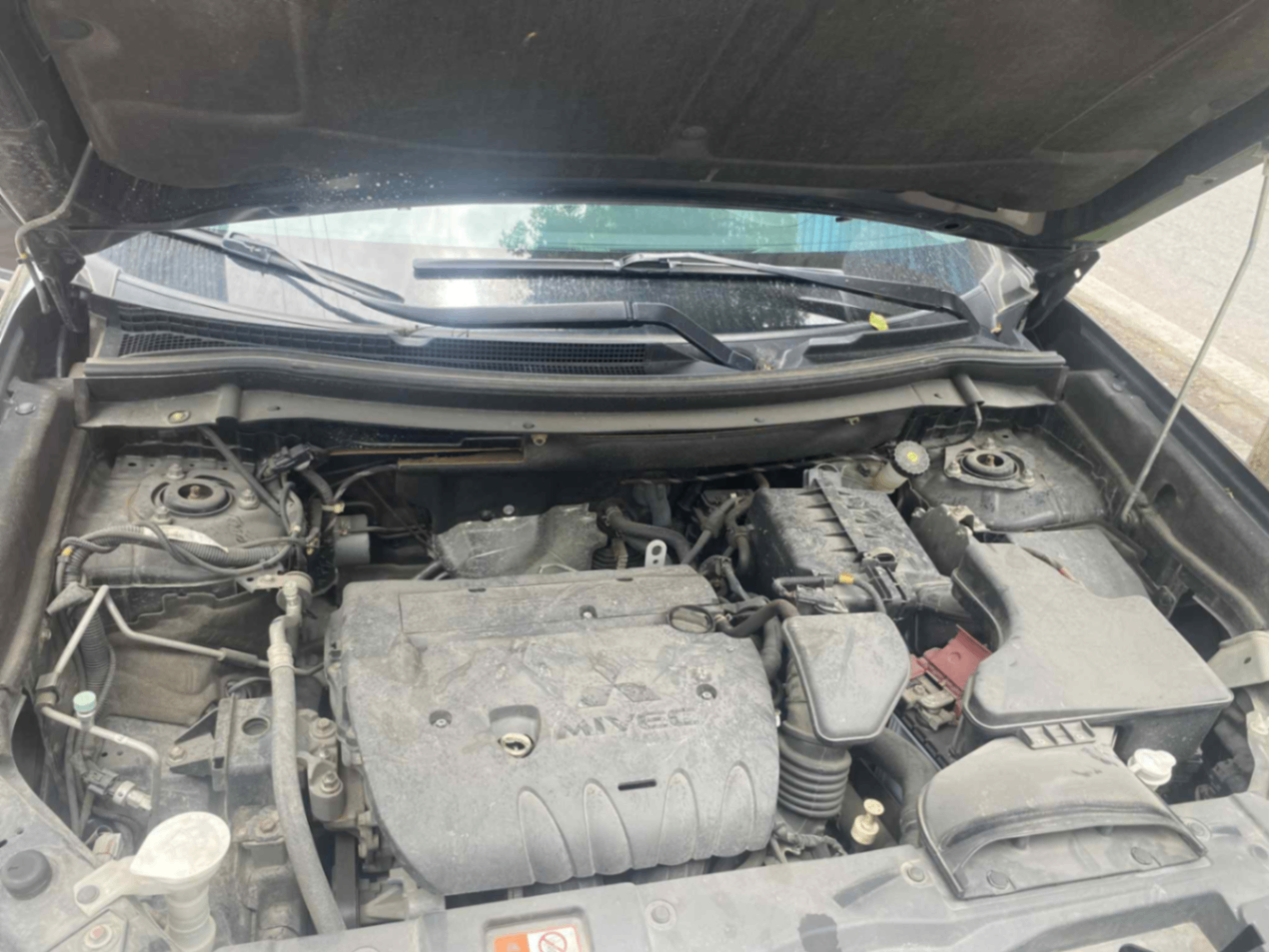 Mitsubishi Outlander 2.0 CVT Premium 2020 - Khoang động cơ 1