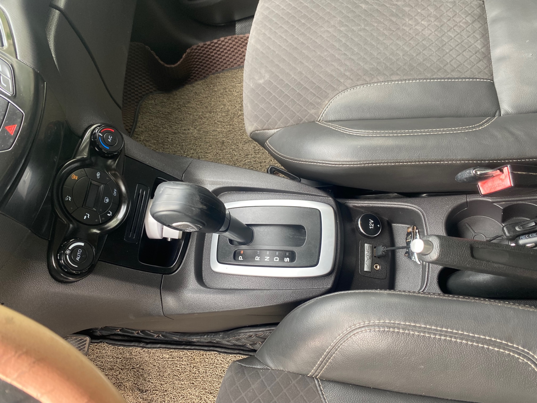 Ford Fiesta S 1.0 AT Ecoboost 2014 - Nội thất 3