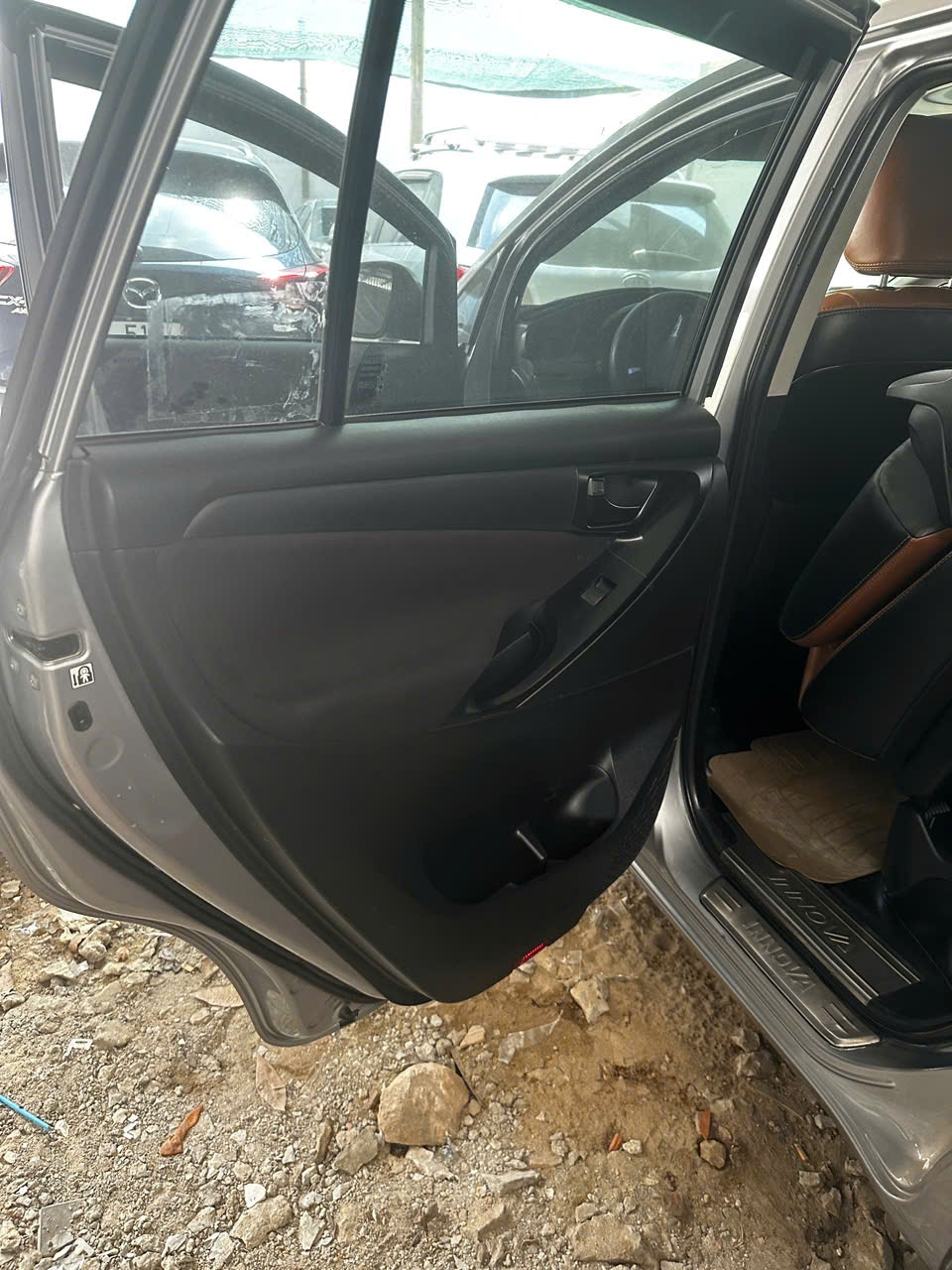 Toyota Innova 2.0 E MT 2018 - Nội thất 9