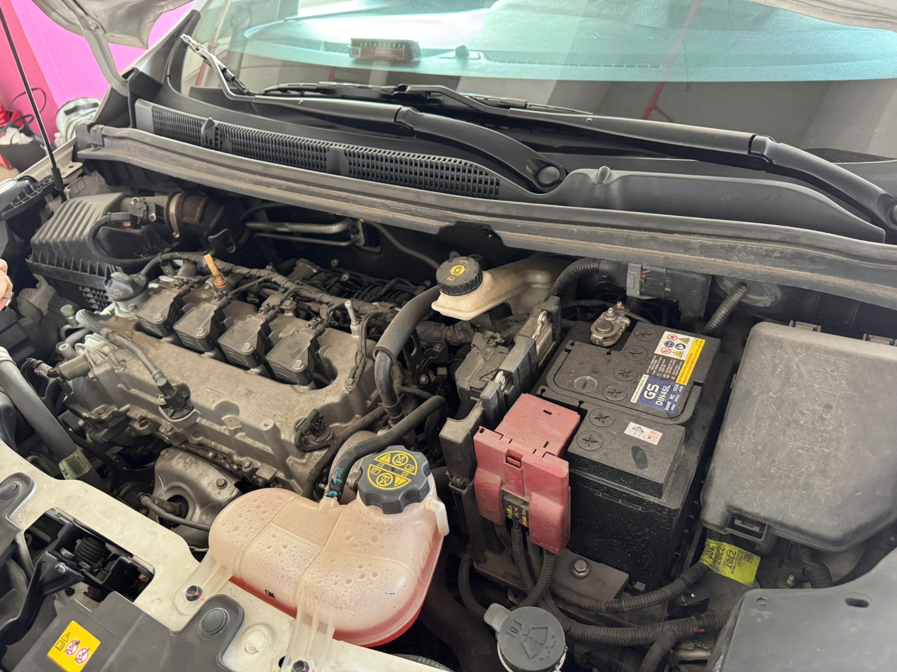 Vinfast Fadil 1.4 AT Premium 2020 - Khoang động cơ 2