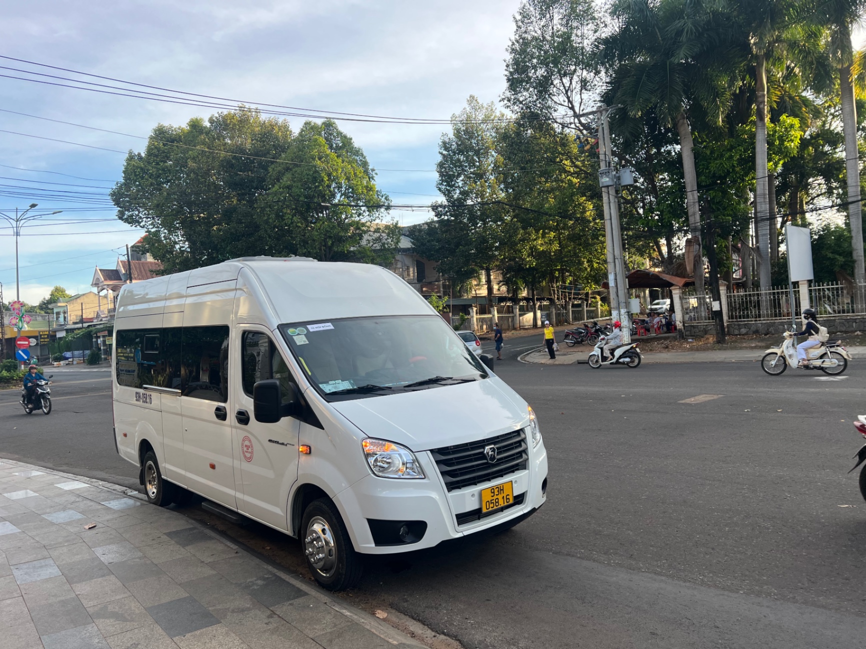 Gaz Gazelle 16 ghế Univer 2024 - Ngoại thất 3
