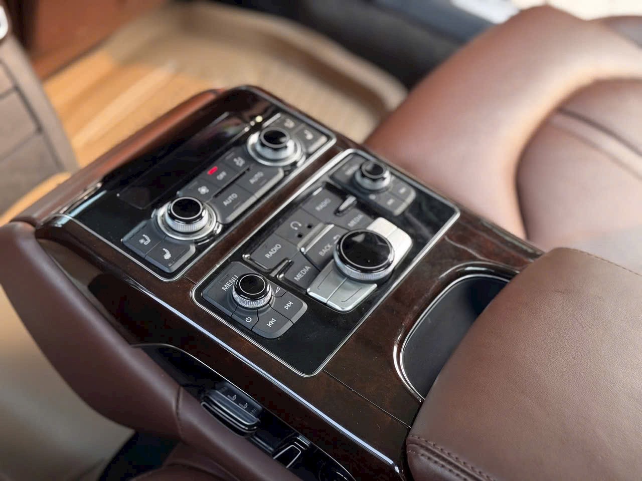 Audi A8 L V8 4.0L TFSI 2014 - Nội thất 3