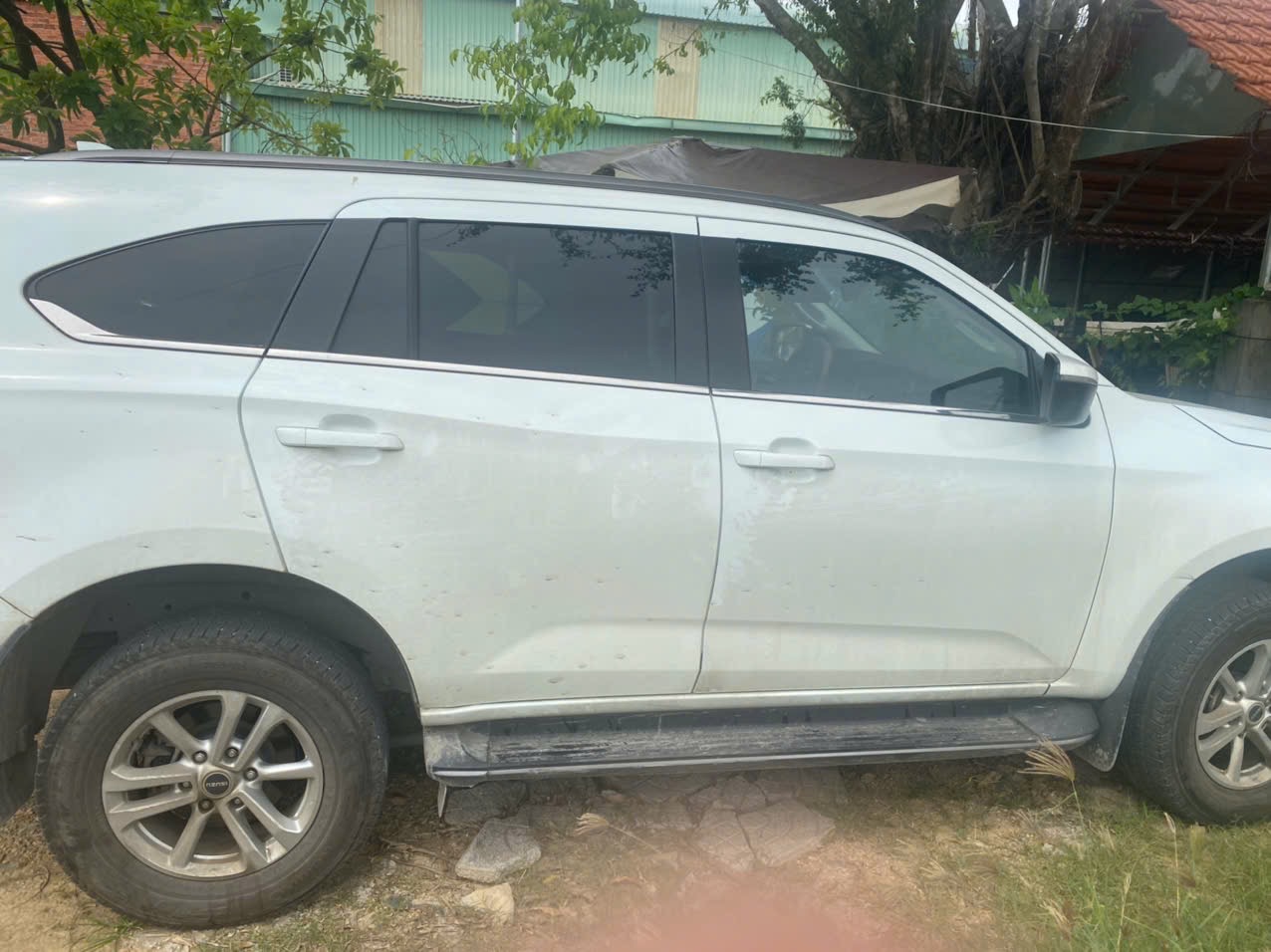 Isuzu Mu-x B7 1.9 4X2 MT 2022