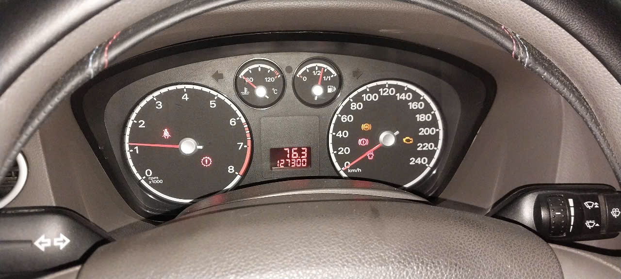 Ford Focus 1.8 MT 2009 - Nội thất 1