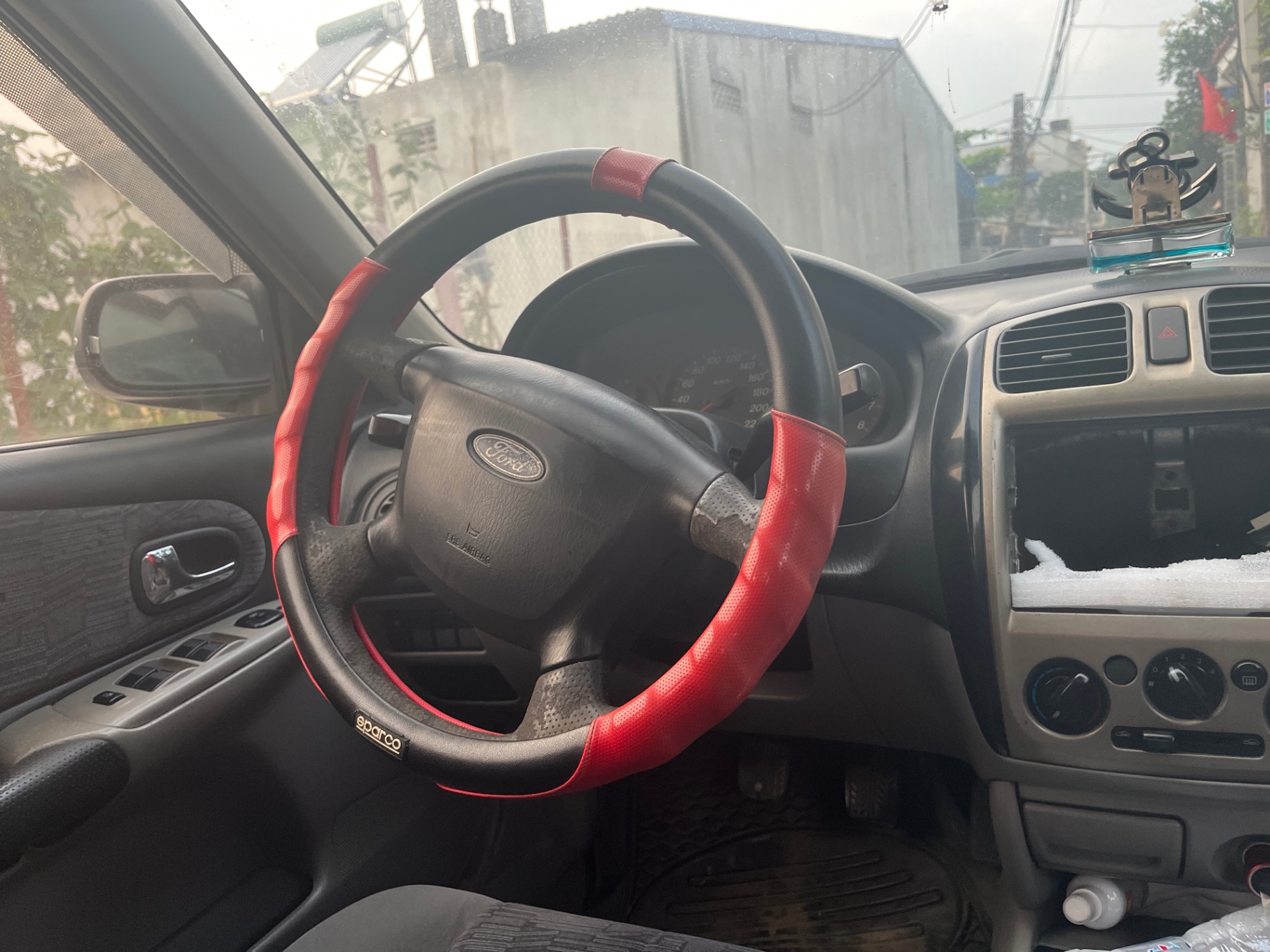 Ford Laser Deluxe 1.6 MT 2002 - Nội thất 1