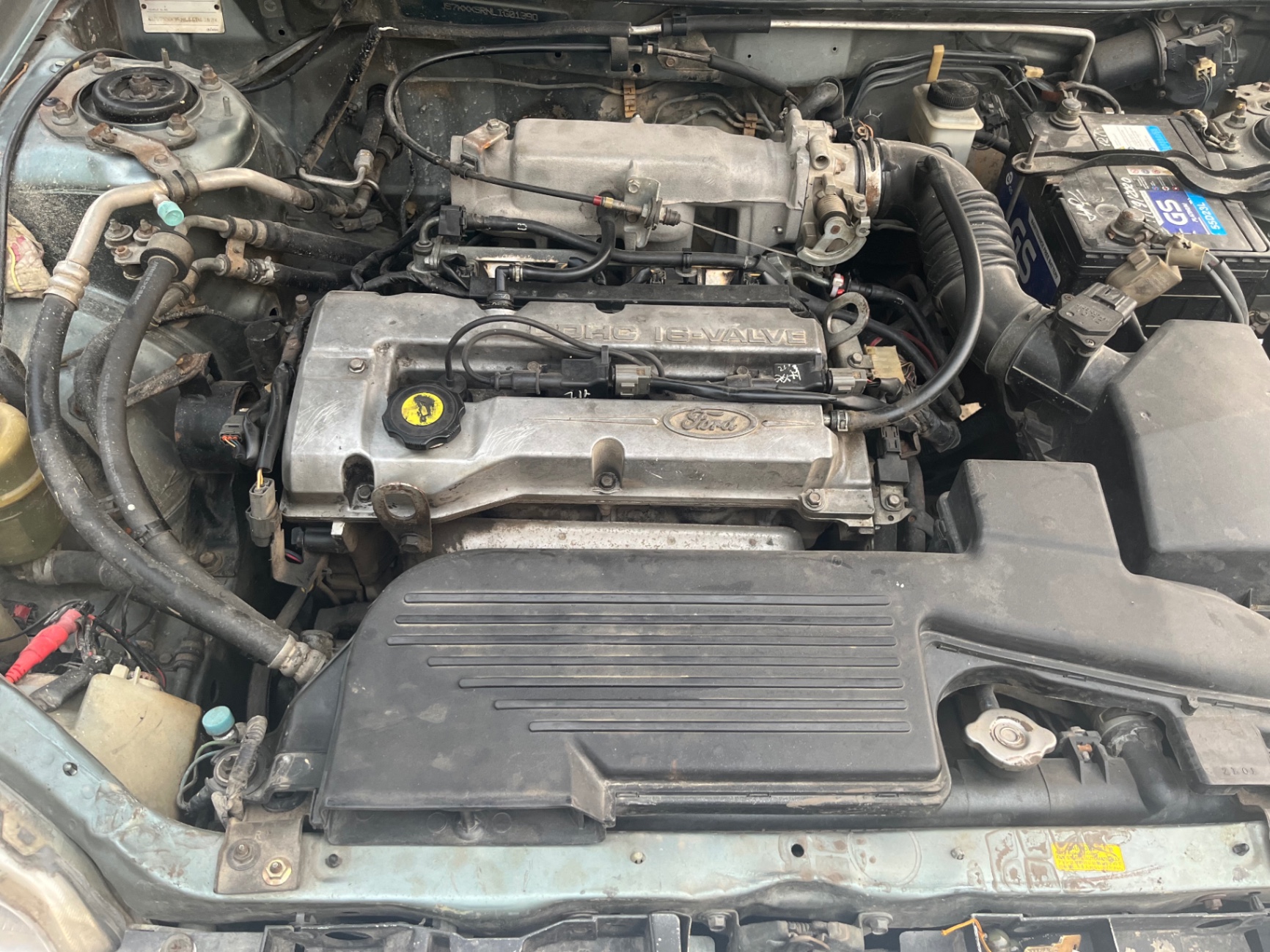 Ford Laser Deluxe 1.6 MT 2002 - Khoang động cơ 1