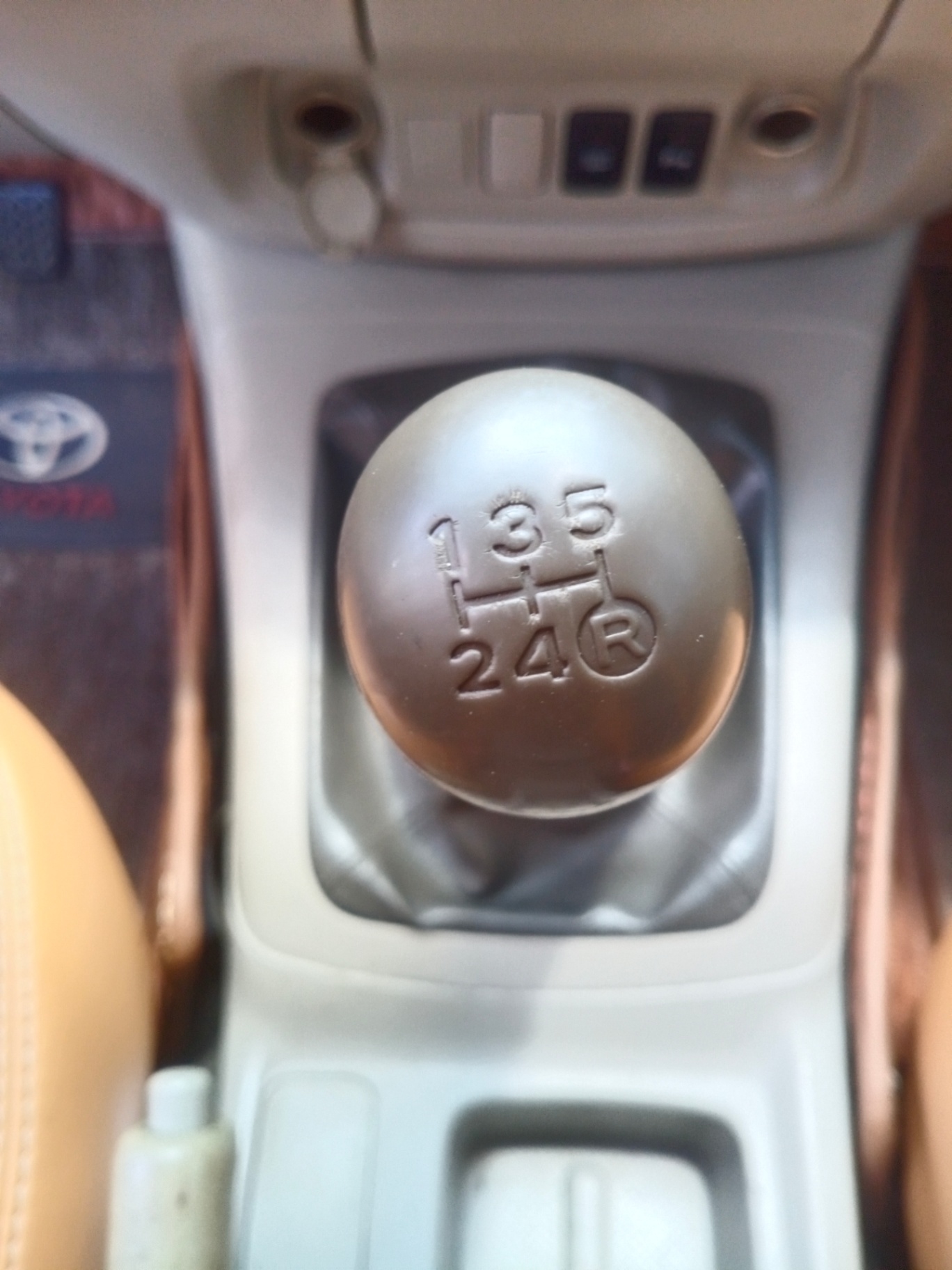 Toyota Innova 2.0E 2015 - Nội thất 3