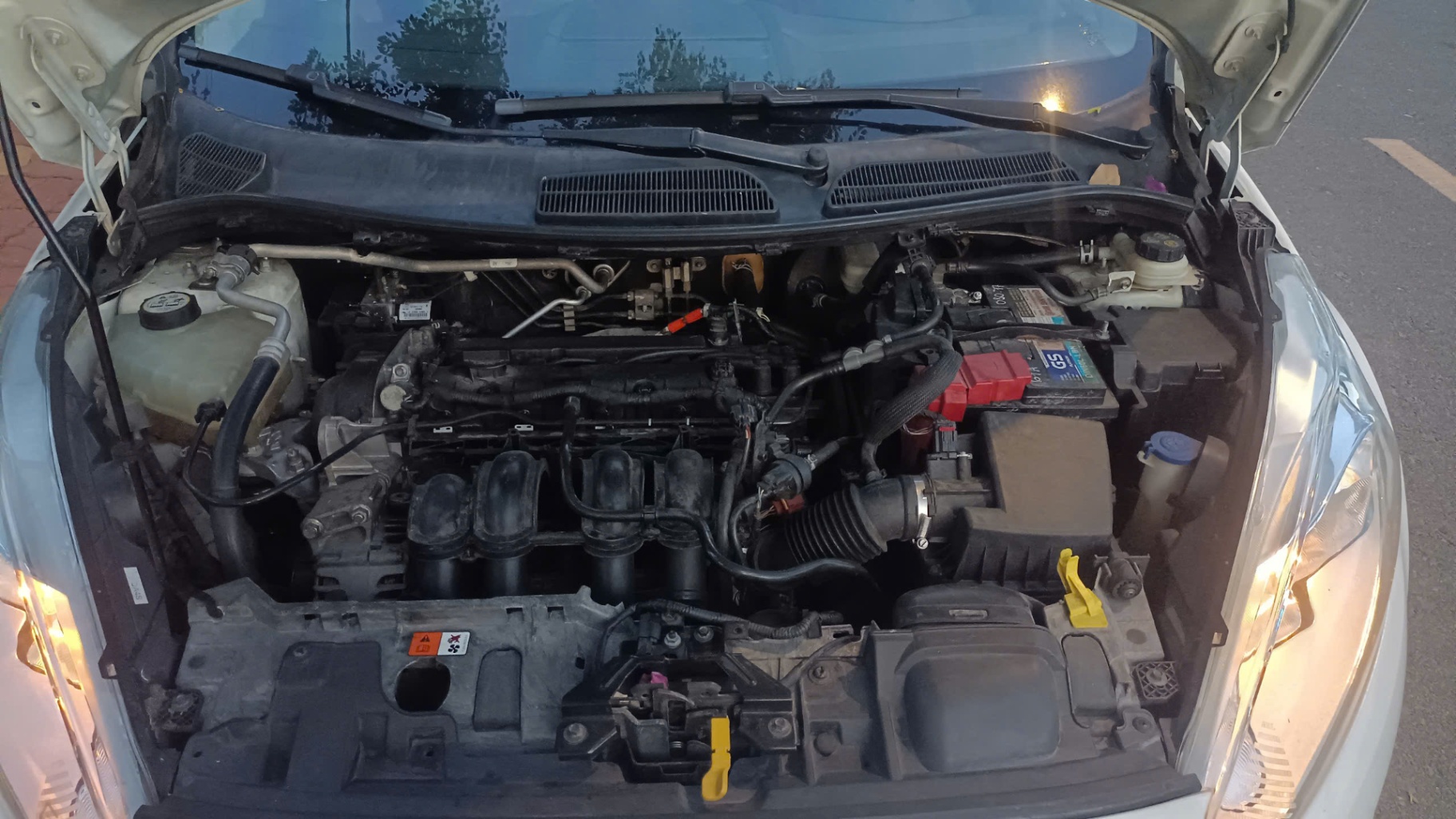 Ford Fiesta Titanium 1.5 AT 2015 - Khoang động cơ 1