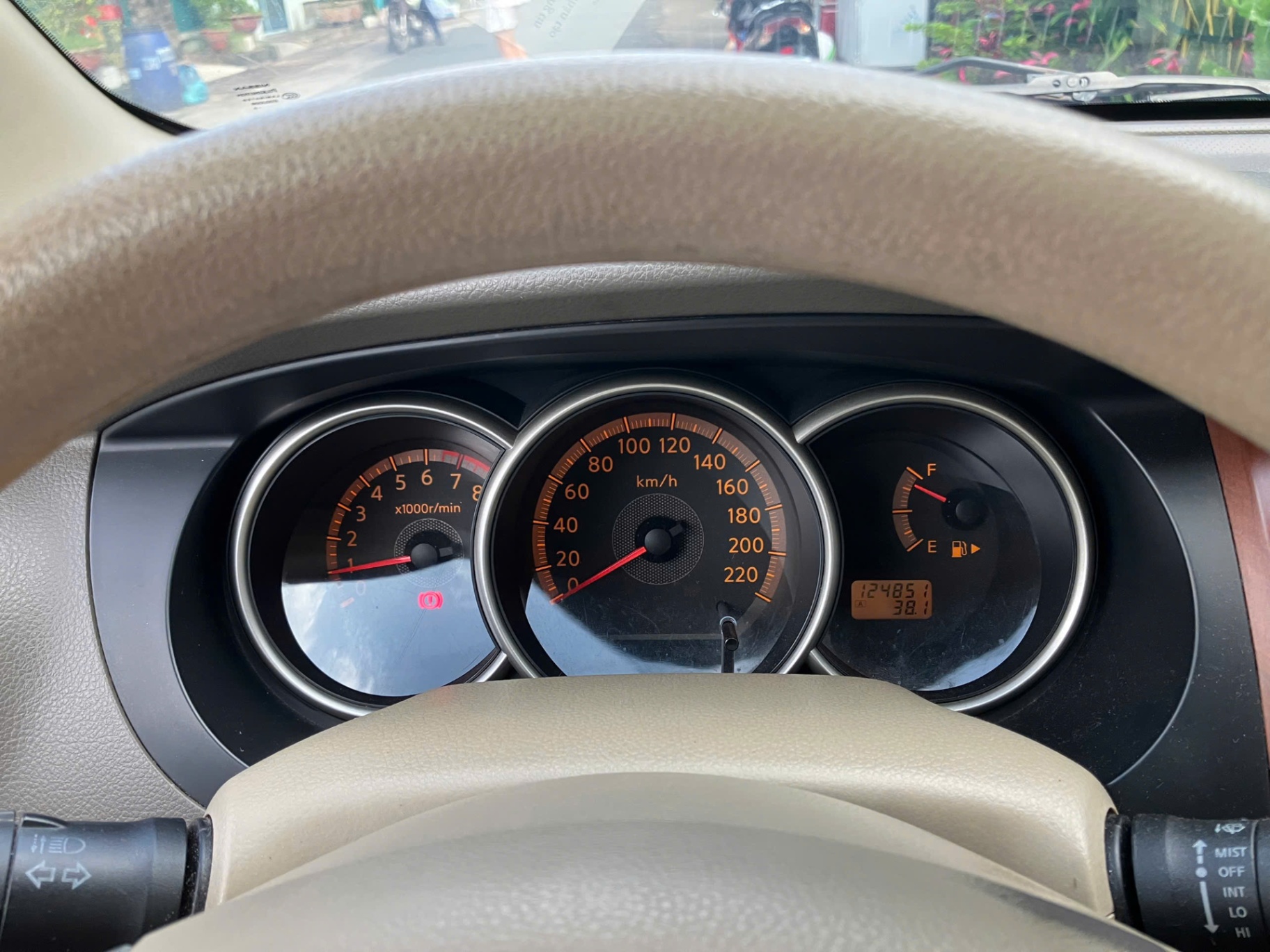 Nissan Grand livina 1.8 MT 2010 - Nội thất 1