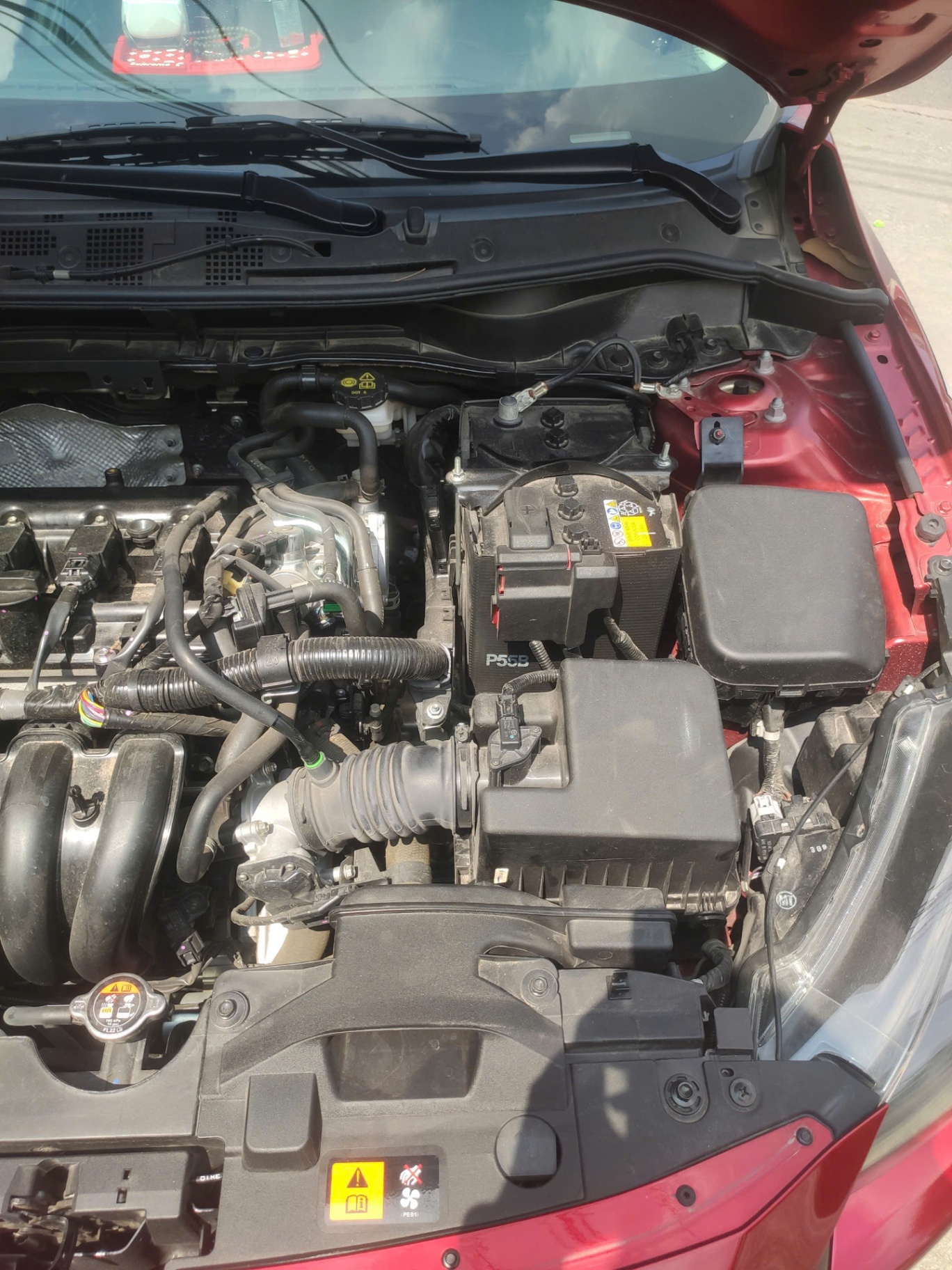 Mazda 2 1.5 AT 2023 - Khoang động cơ 2