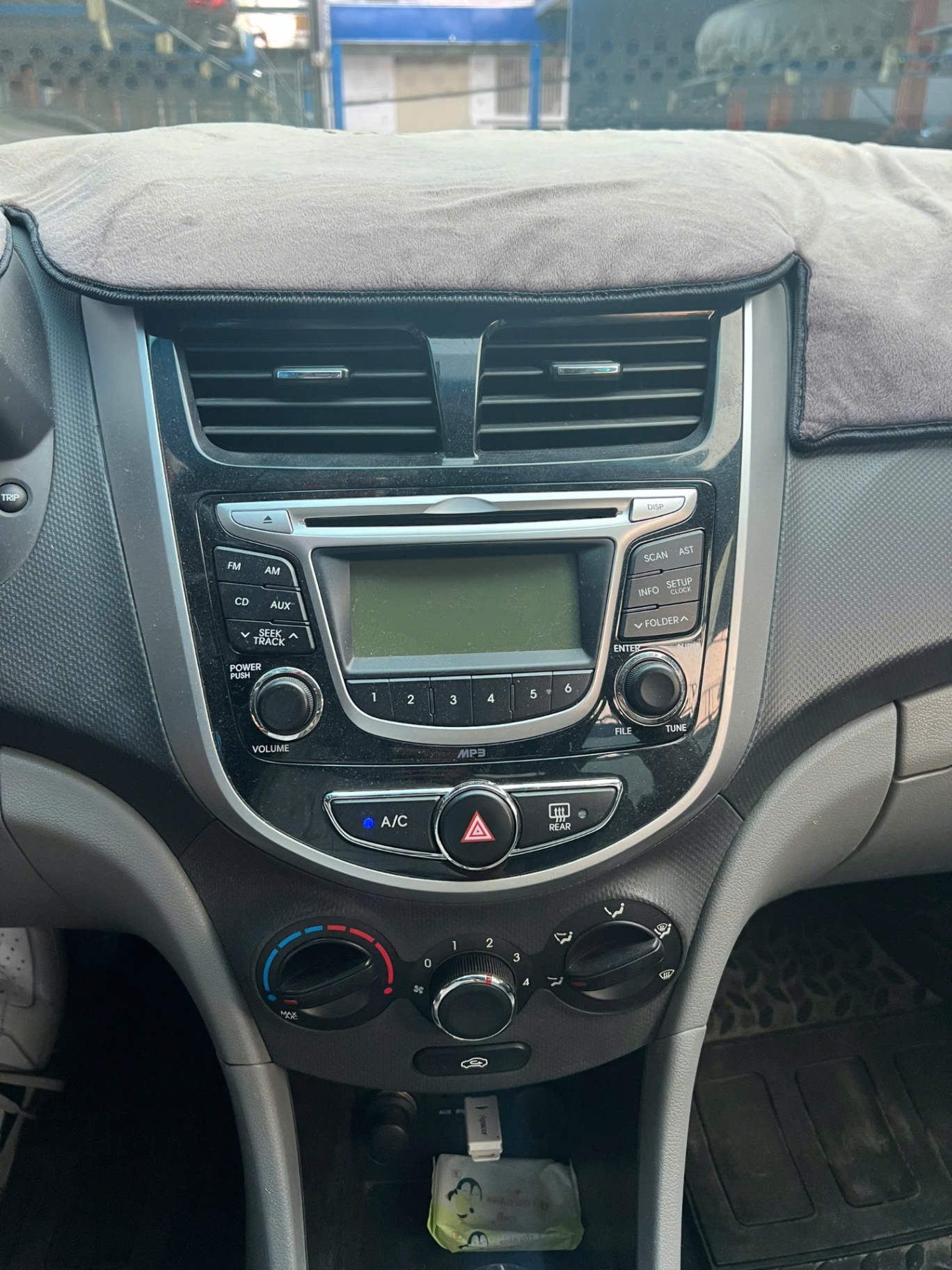 Hyundai Accent 1.4 AT 2013 - Nội thất 6
