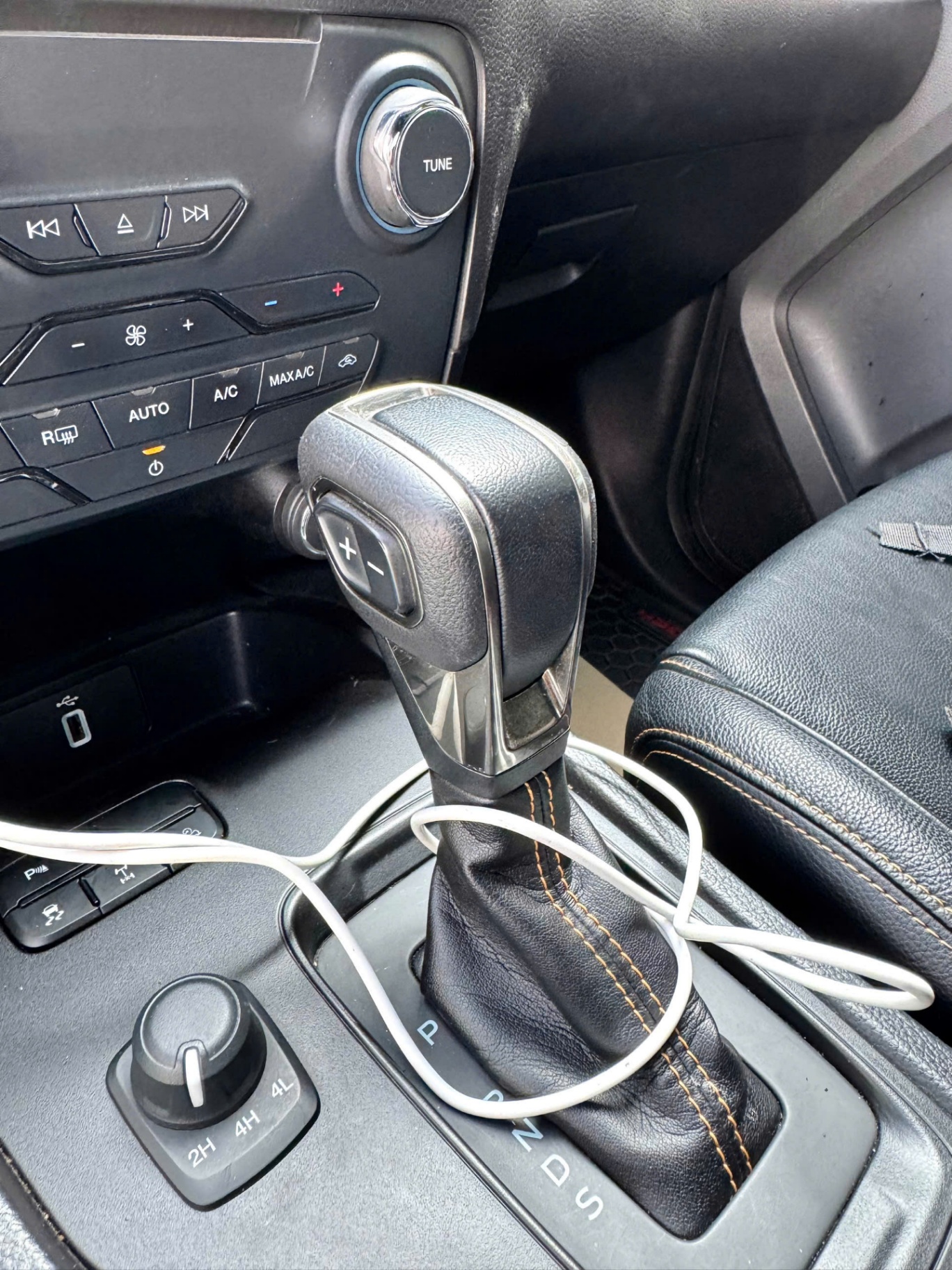 Ford Ranger Wildtrak 2.0L 4x4 AT 2020 - Nội thất 10