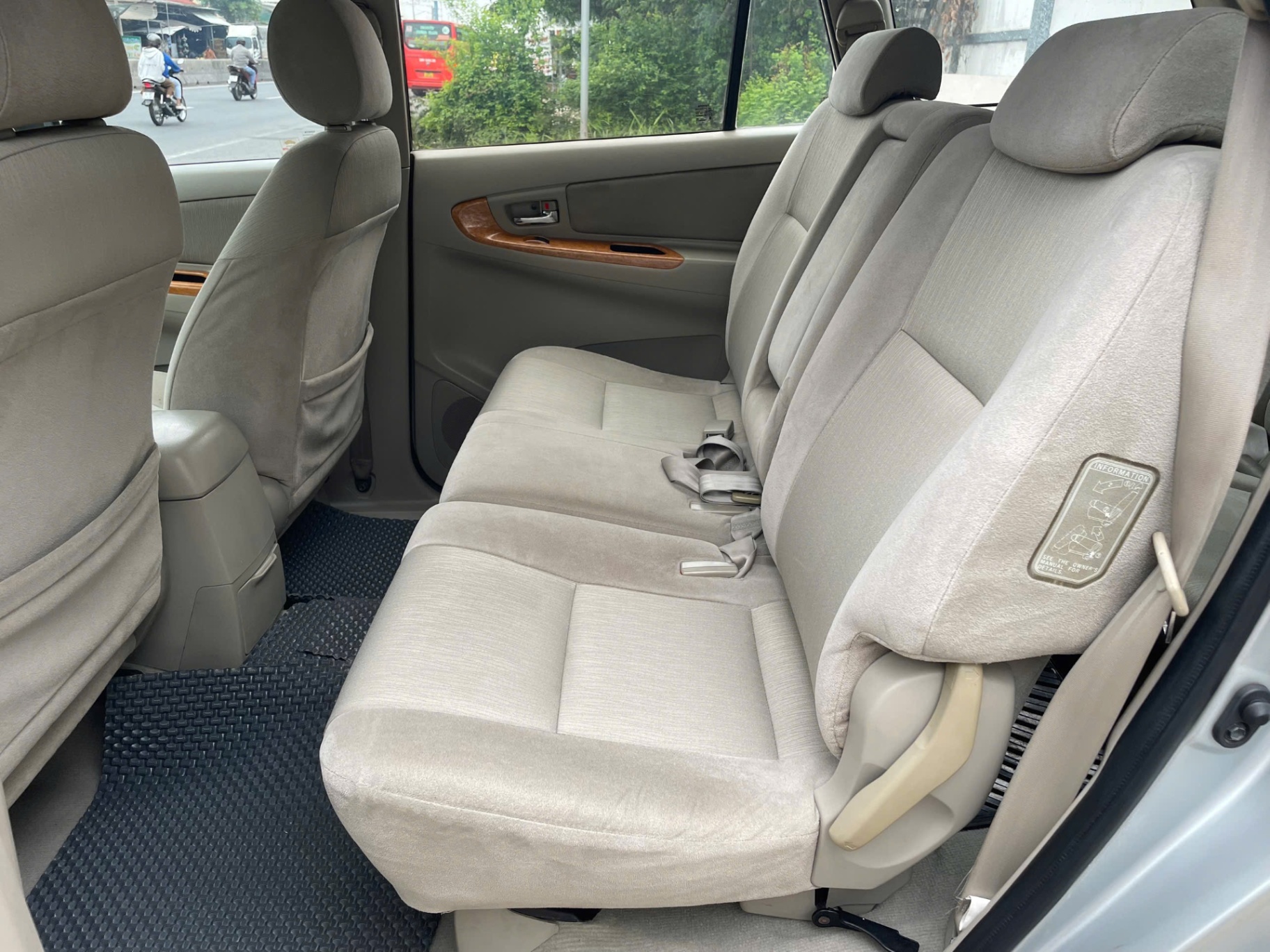 Toyota Innova 2.0 MT 2010 - Nội thất 3