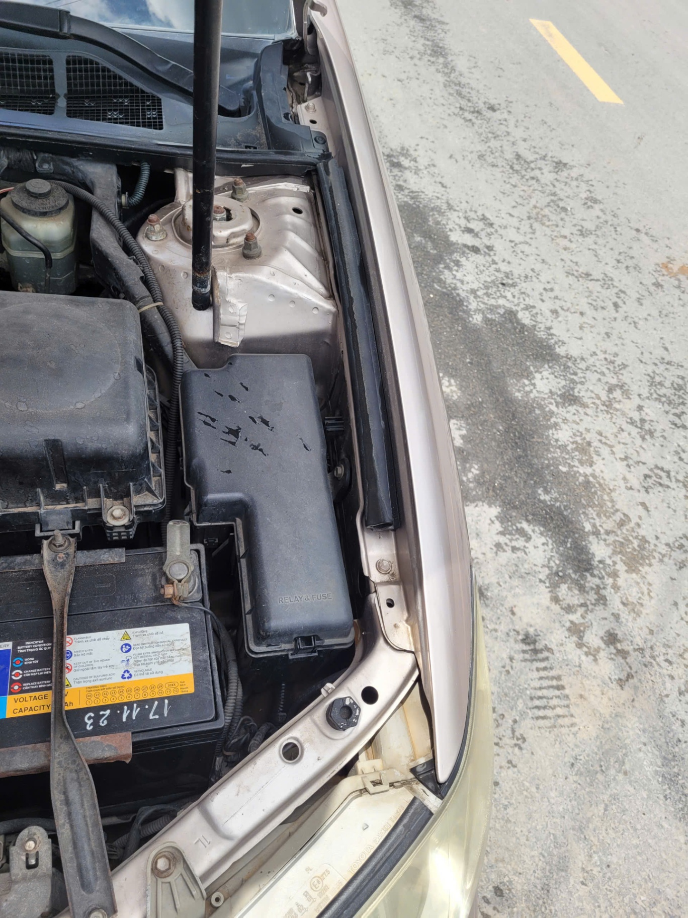 Toyota Camry 2.4G 2004 - Khoang động cơ 2