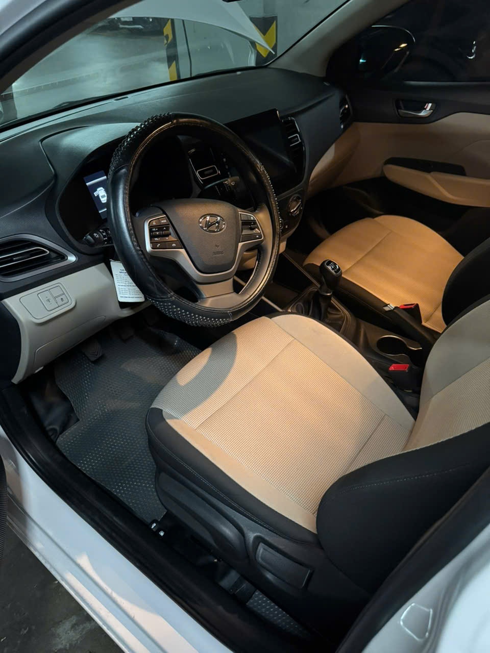 Hyundai Accent 1.4 MT 2022 - Nội thất 3