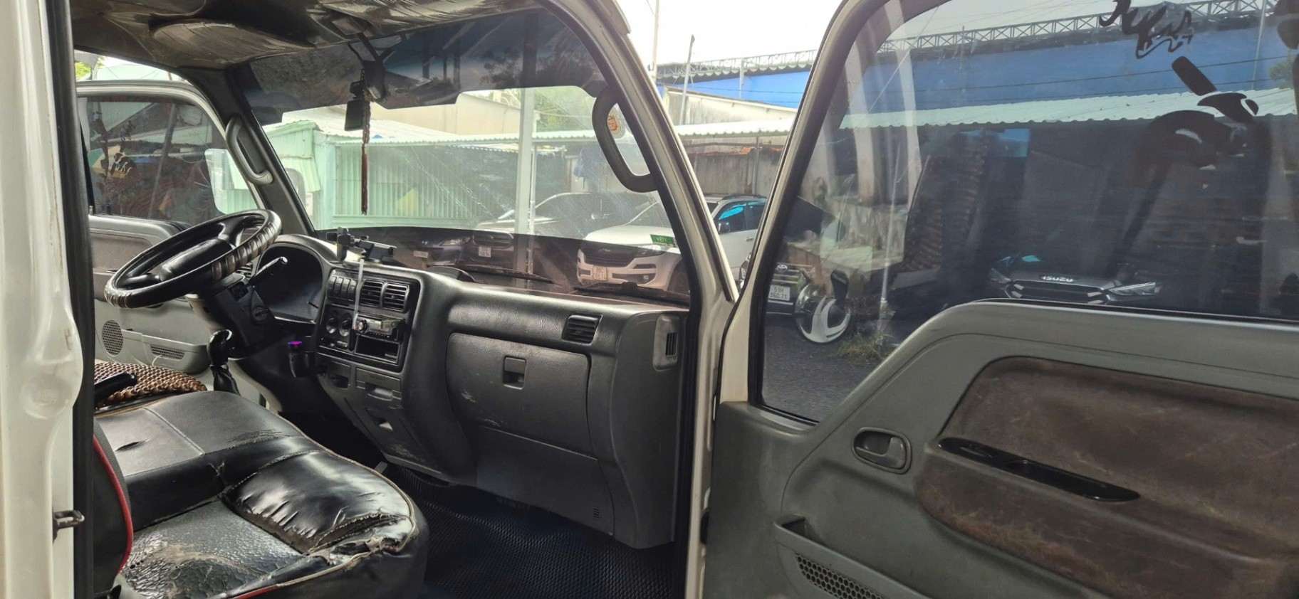 Kia K3000s . 2011 - Khoang động cơ 1