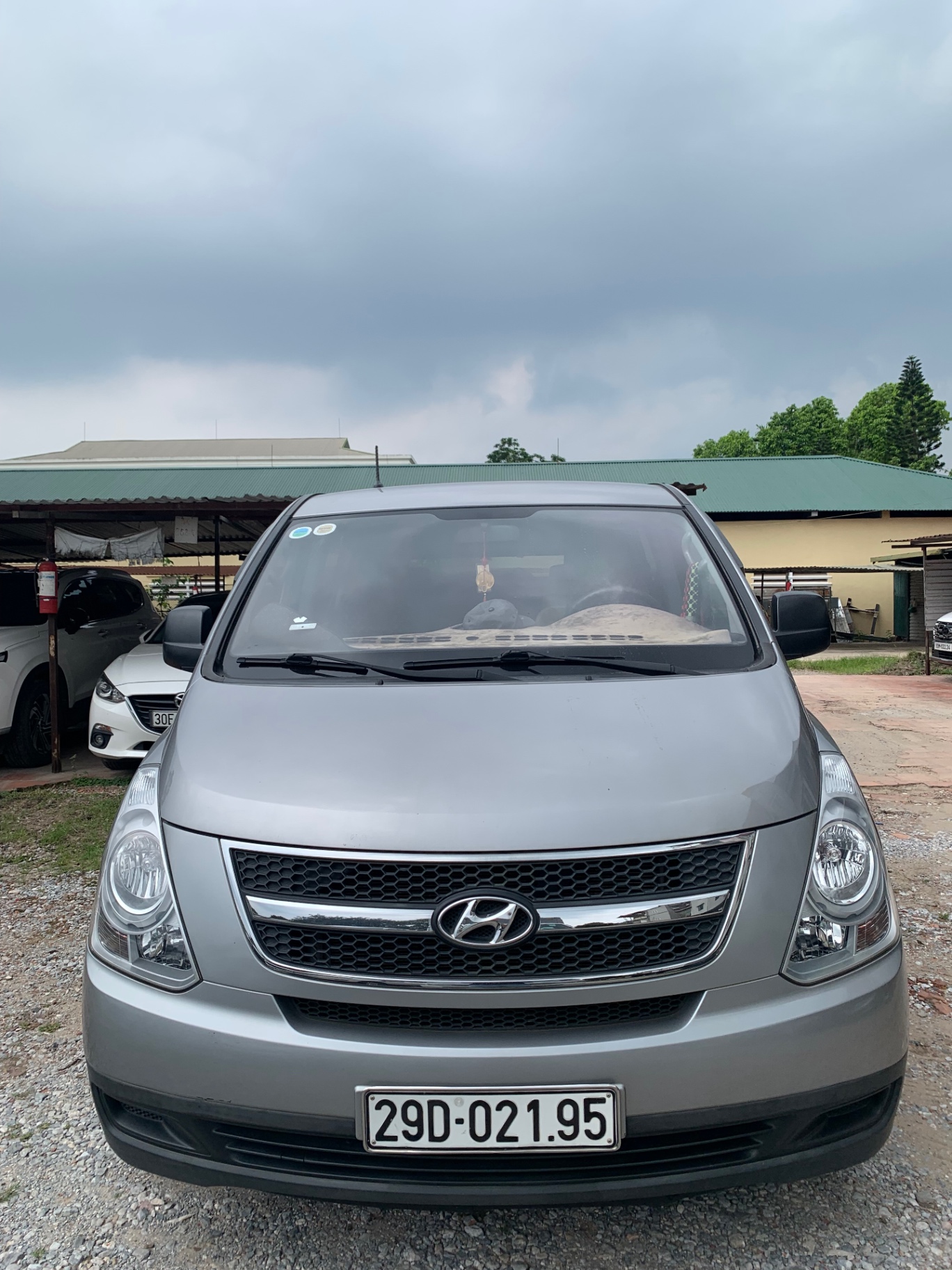 Hyundai Grand starex Van 2.4 MT 2012