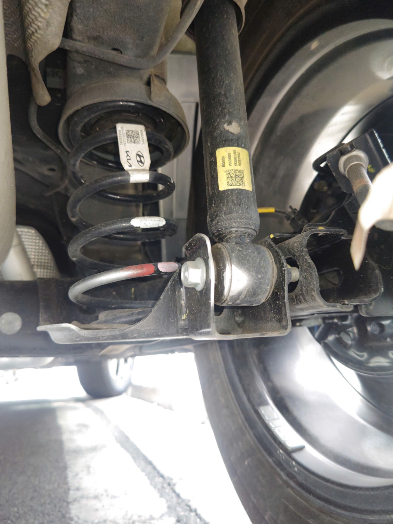 Kia Sonet Premium 1.5 AT 2023 - Gầm & khung xe 3