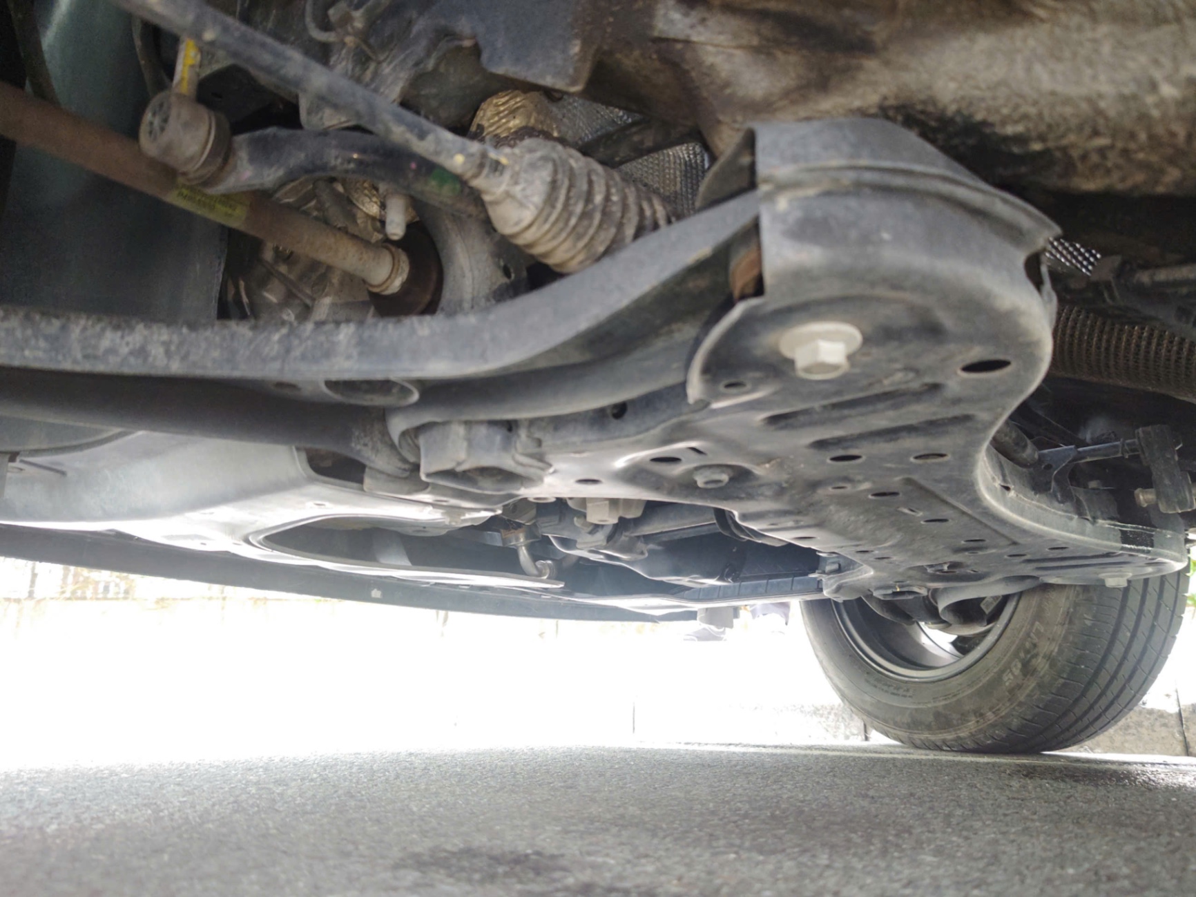 Kia Sonet Premium 1.5 AT 2023 - Gầm & khung xe 4
