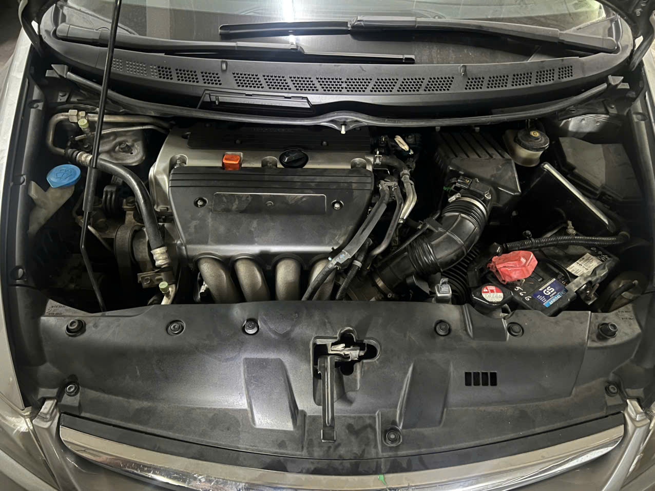 Honda Civic 2.0 AT 2008 - Khoang động cơ 1