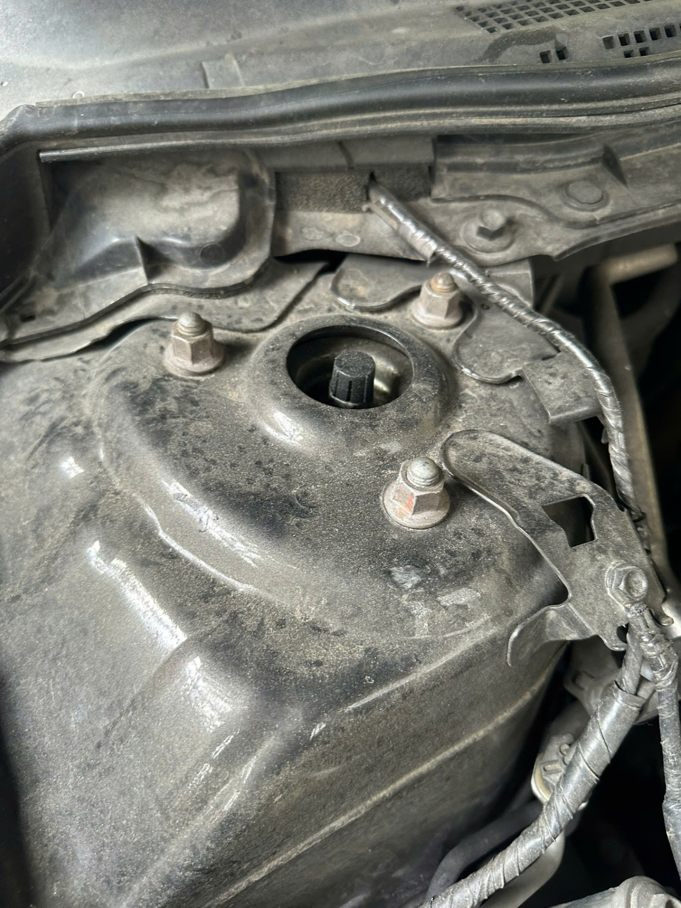 Mazda 6 2.5 AT 2014 - Khoang động cơ 5