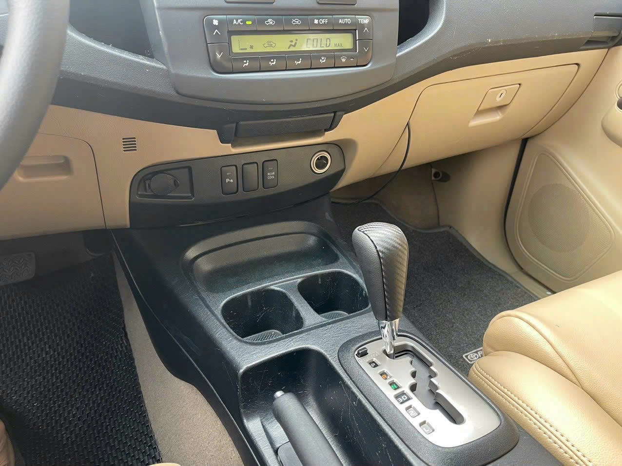 Toyota Fortuner 2.7V 4x2 AT 2013 - Nội thất 1