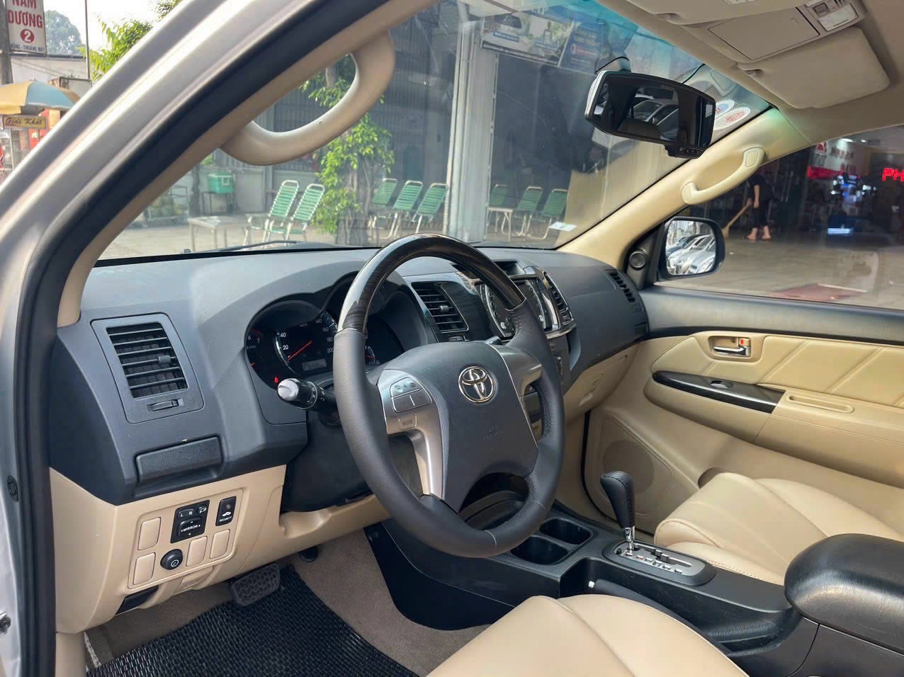 Toyota Fortuner 2.7V 4x2 AT 2013 - Nội thất 2