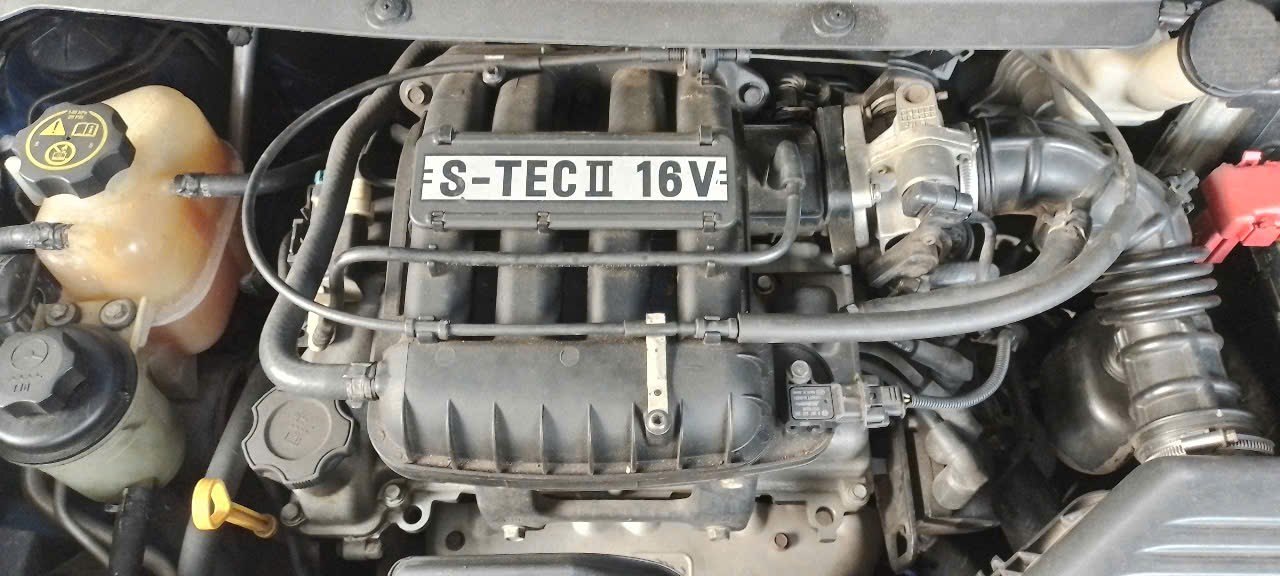 Chevrolet Spark LTZ 1.0 AT 2013 - Khoang động cơ 1
