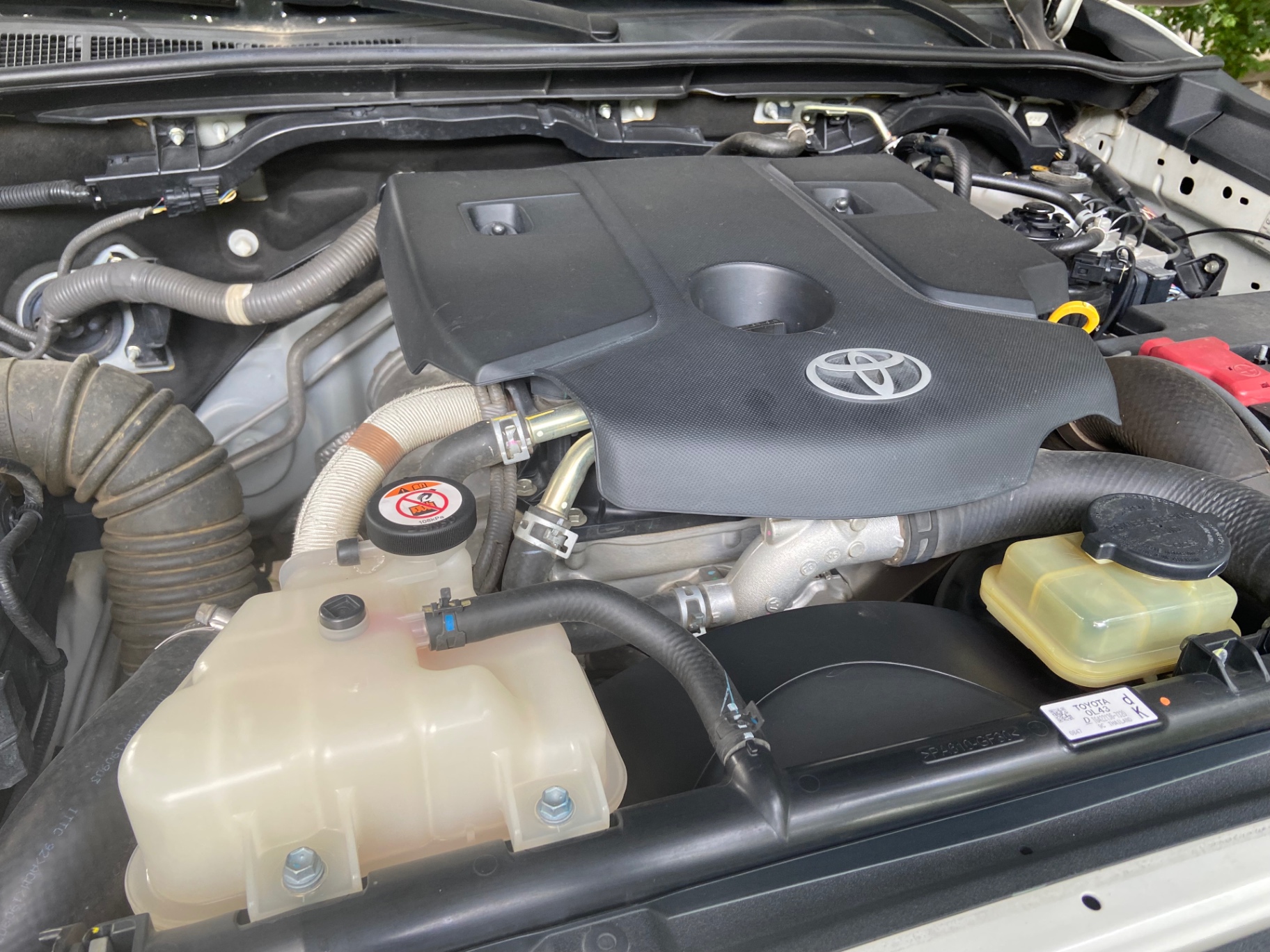 Toyota Hilux 2.4L 4x2 AT 2021 - Khoang động cơ 1