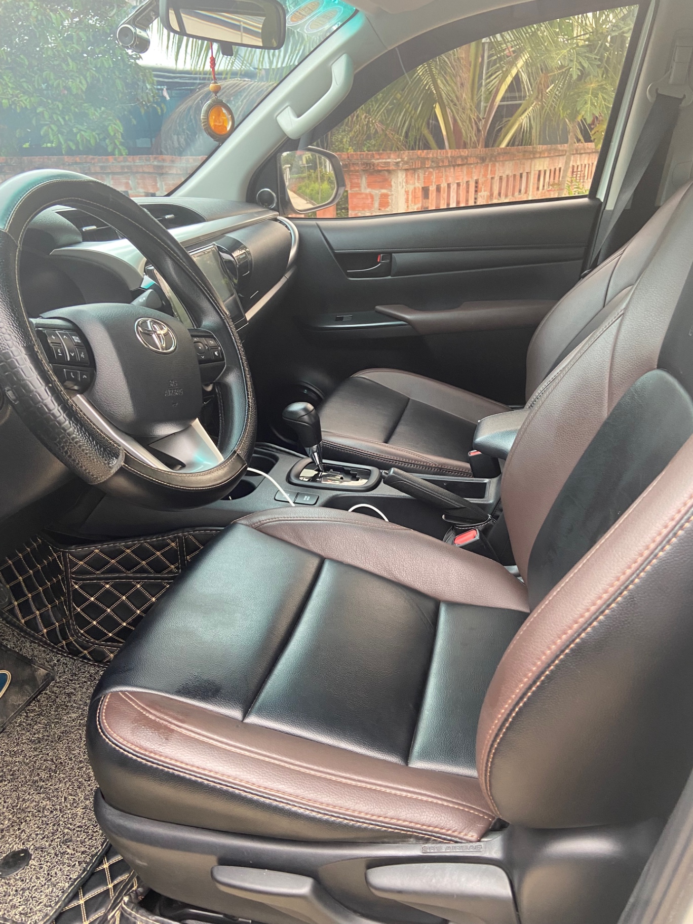 Toyota Hilux 2.4L 4x2 AT 2021 - Nội thất 1