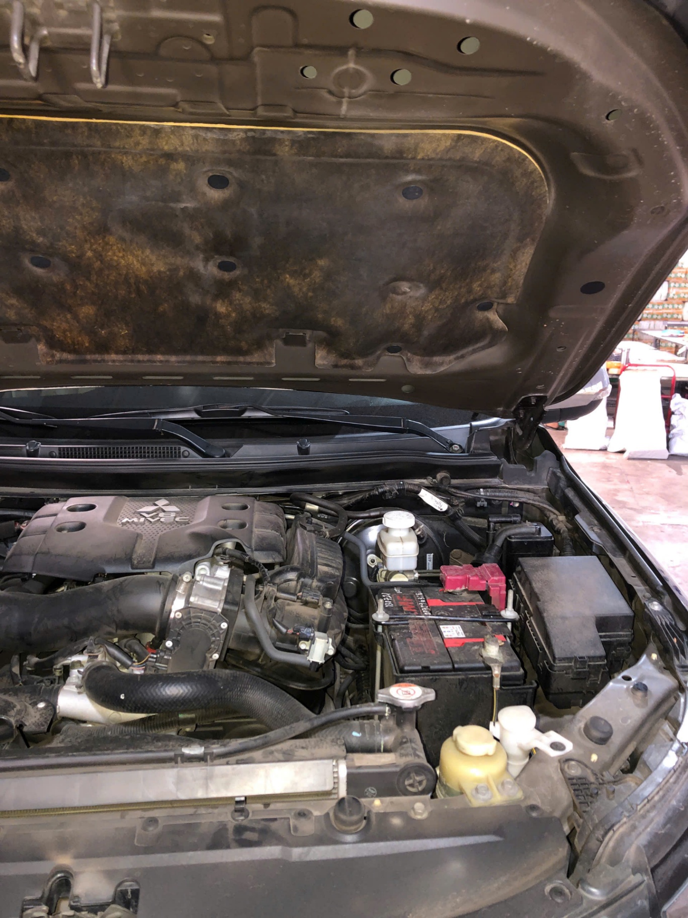 Mitsubishi Pajero sport 3.0G 4x4 AT 2017 - Khoang động cơ 1