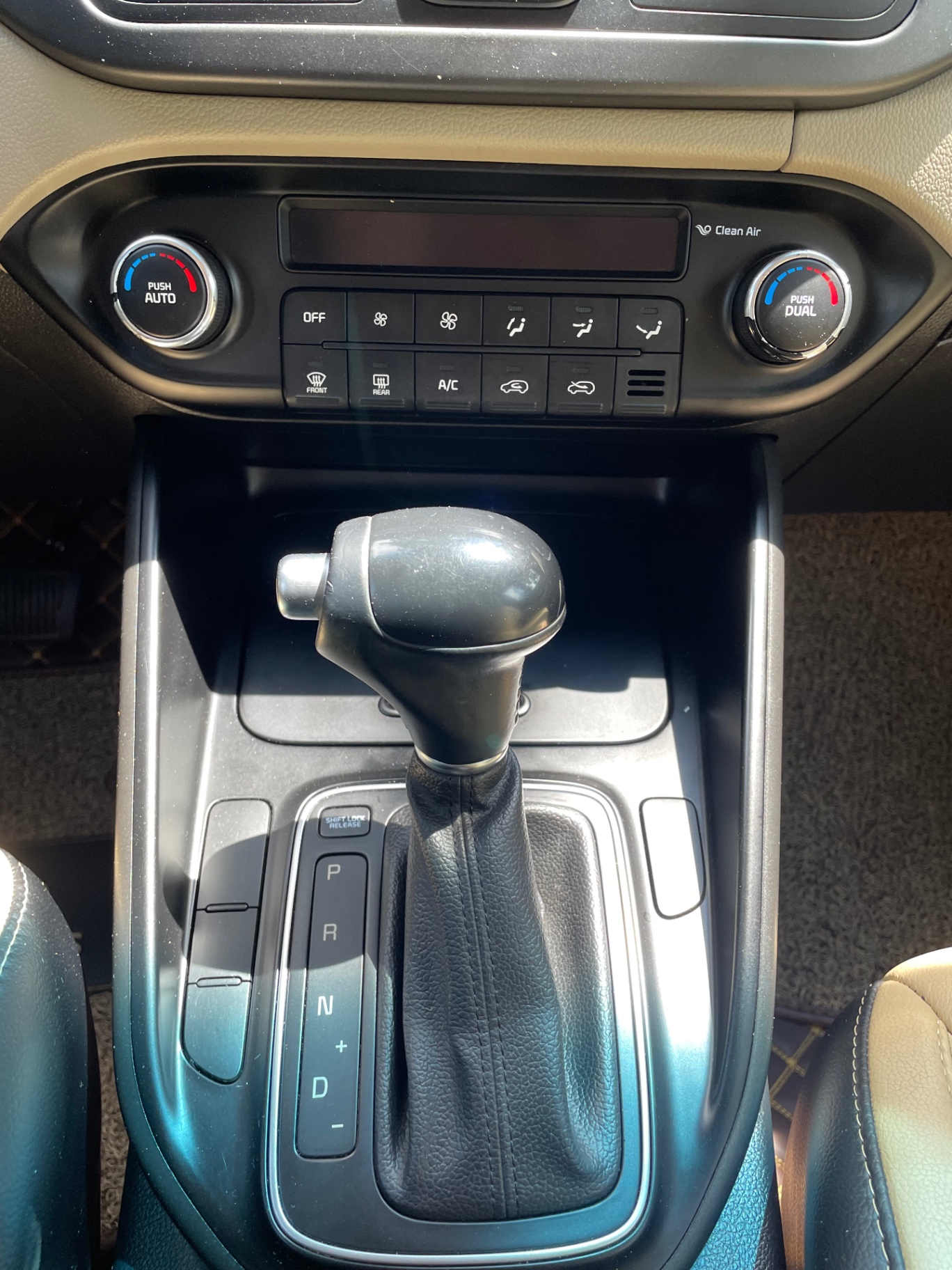 Kia Rondo GMT 2016 - Nội thất 3