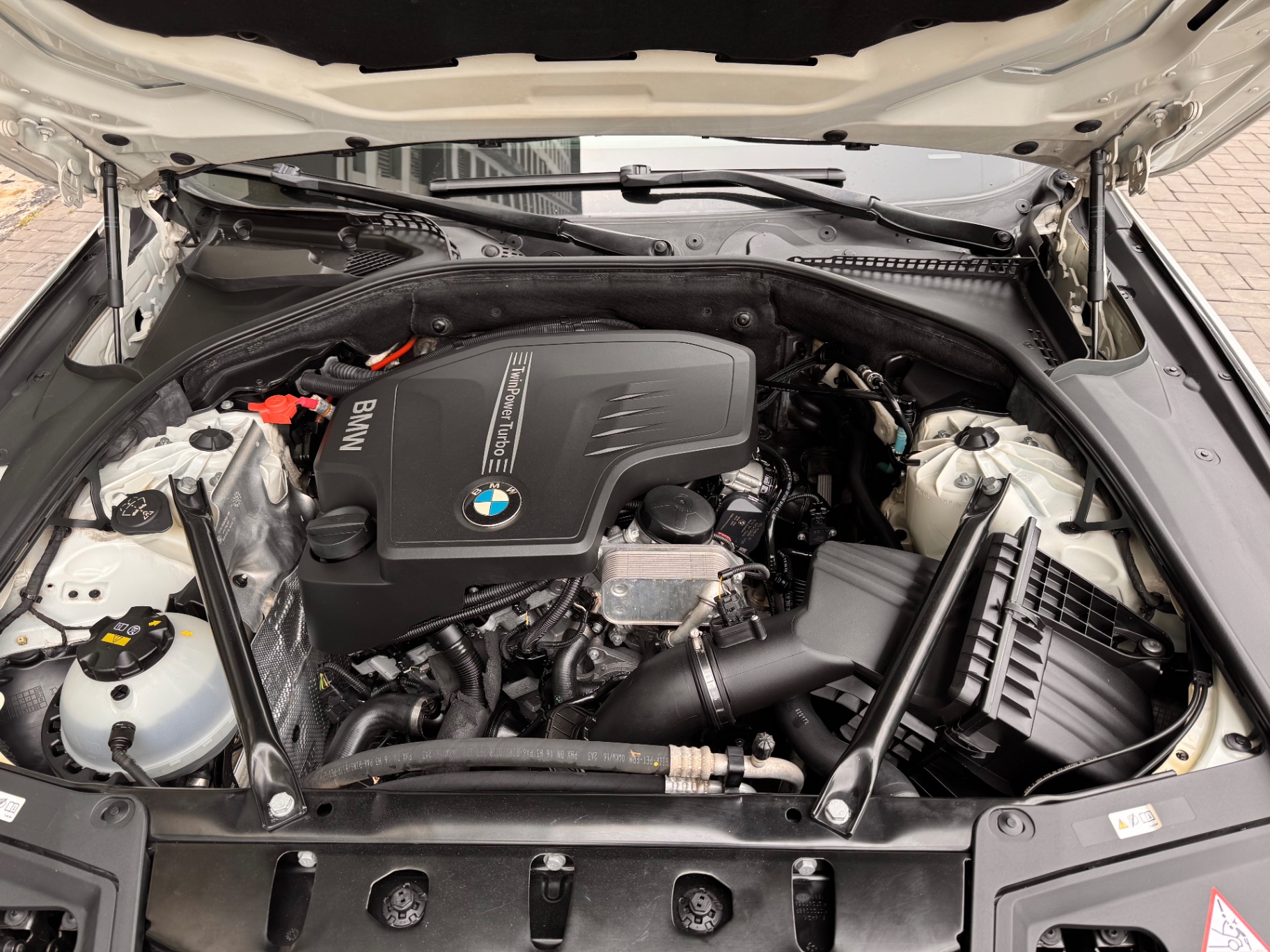 BMW 5 series 520i 2016 - Khoang động cơ 1