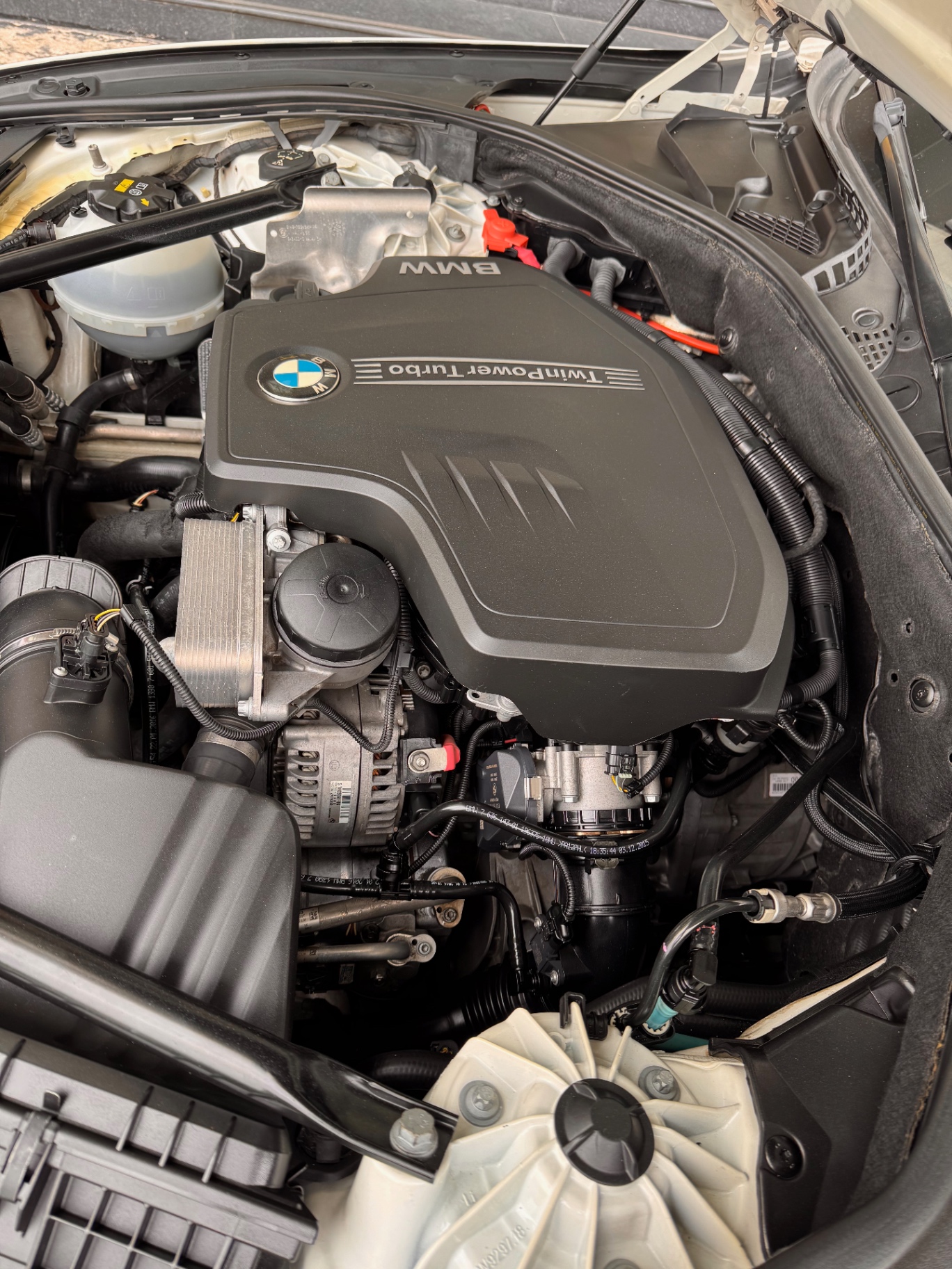 BMW 5 series 520i 2016 - Khoang động cơ 2