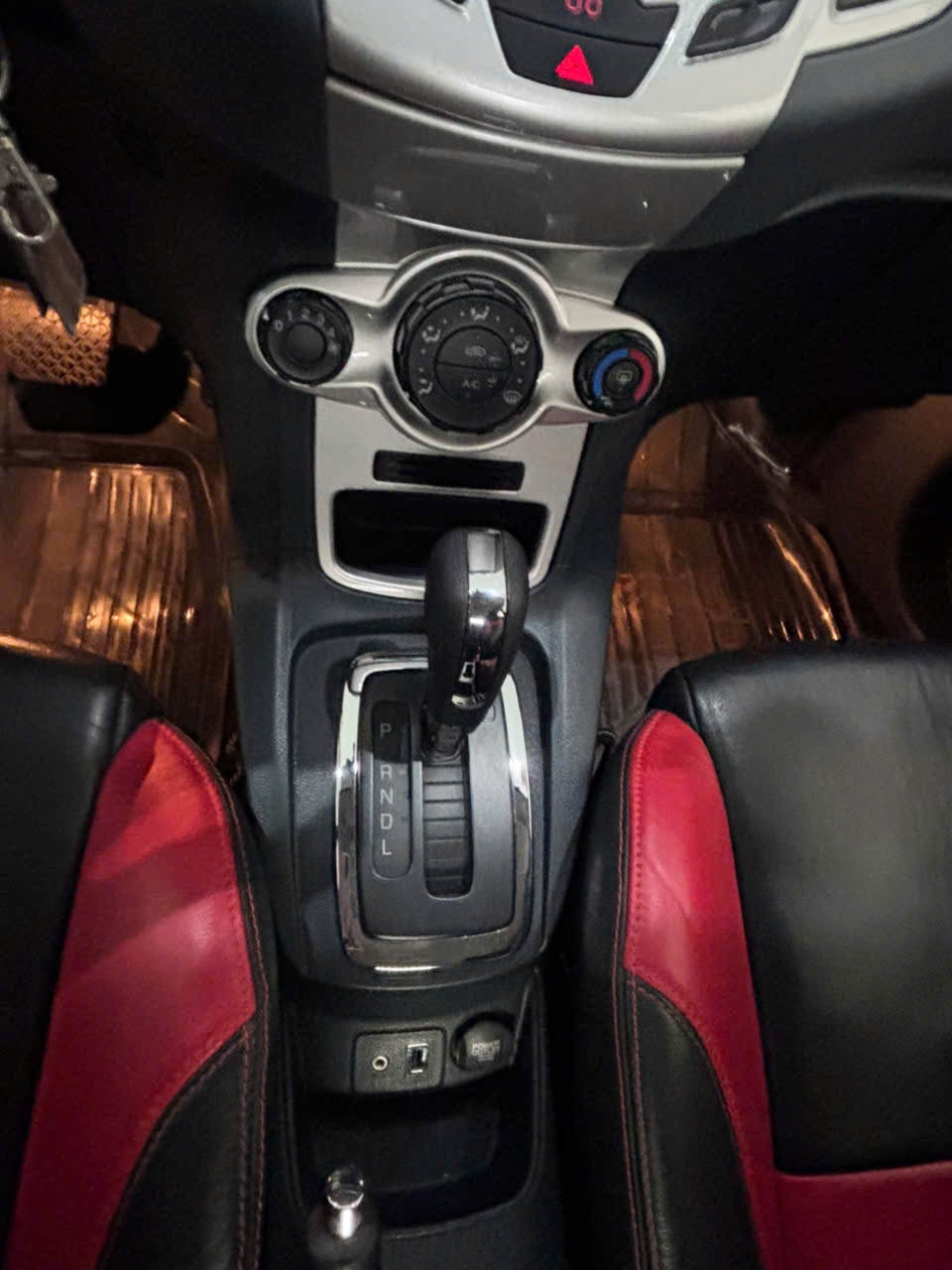 Ford Fiesta 1.6 AT 2013 - Nội thất 3