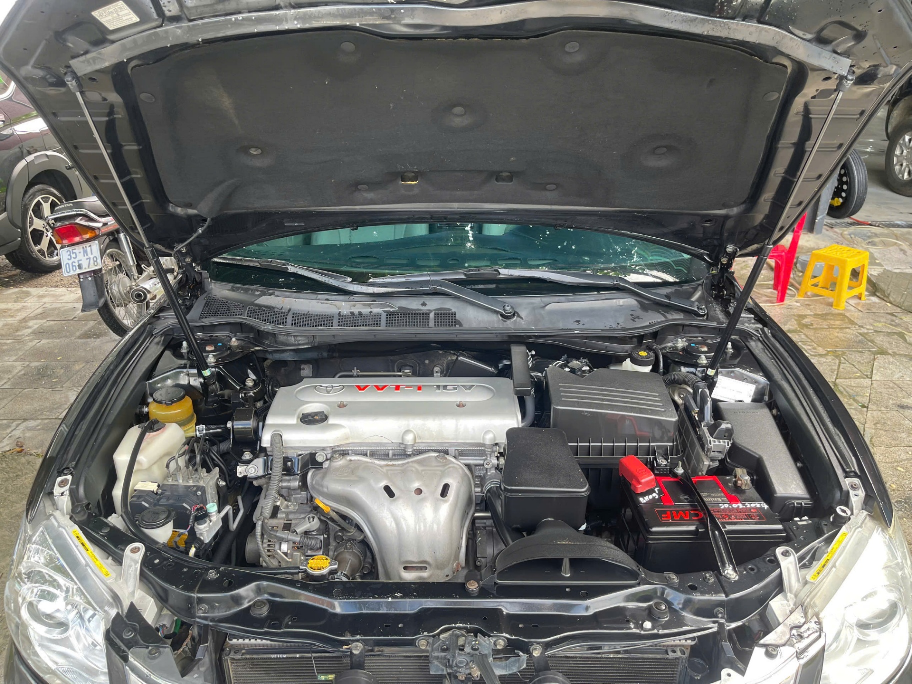 Toyota Camry 2.4G 2010 - Khoang động cơ 3