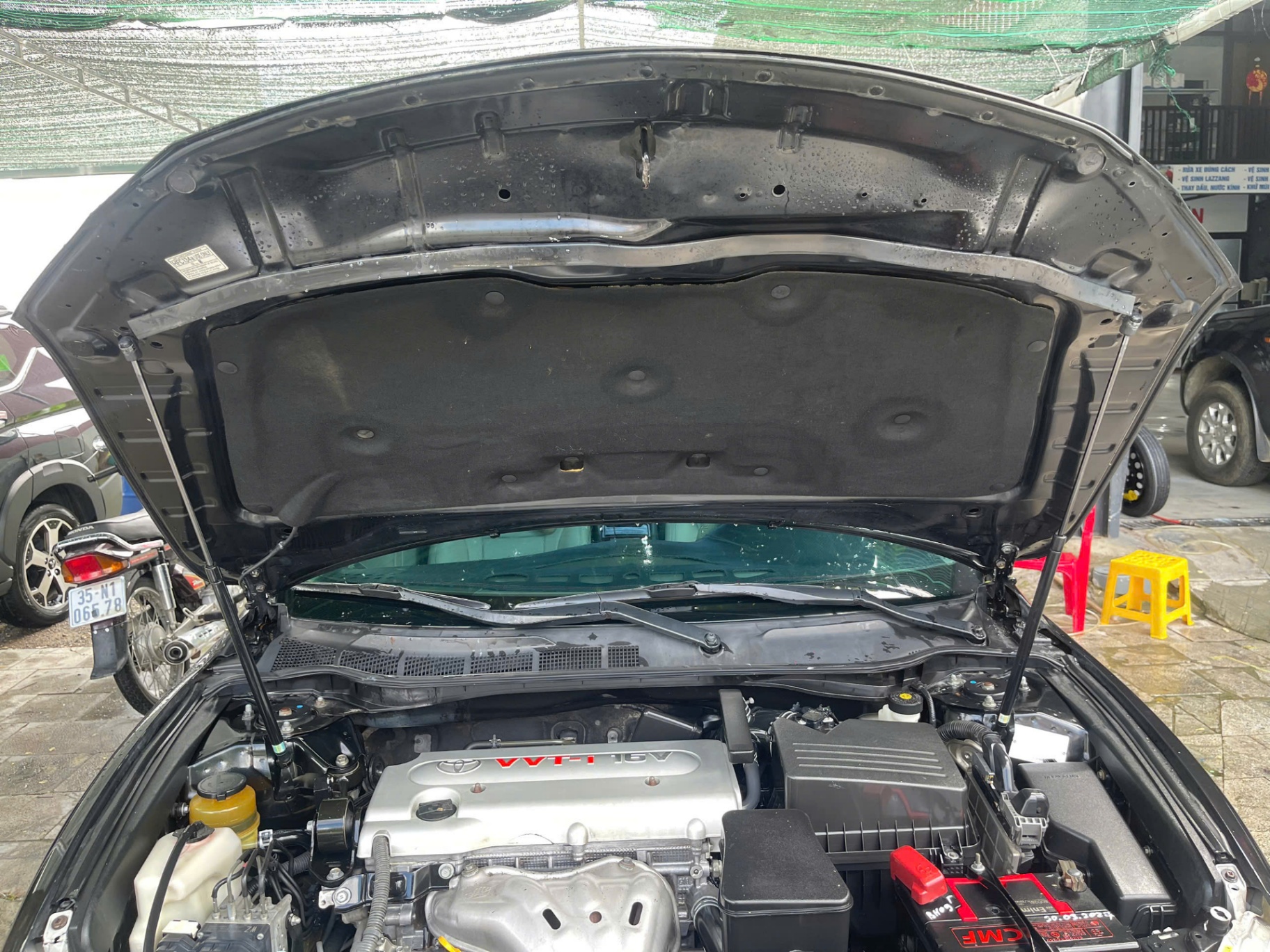Toyota Camry 2.4G 2010 - Khoang động cơ 1