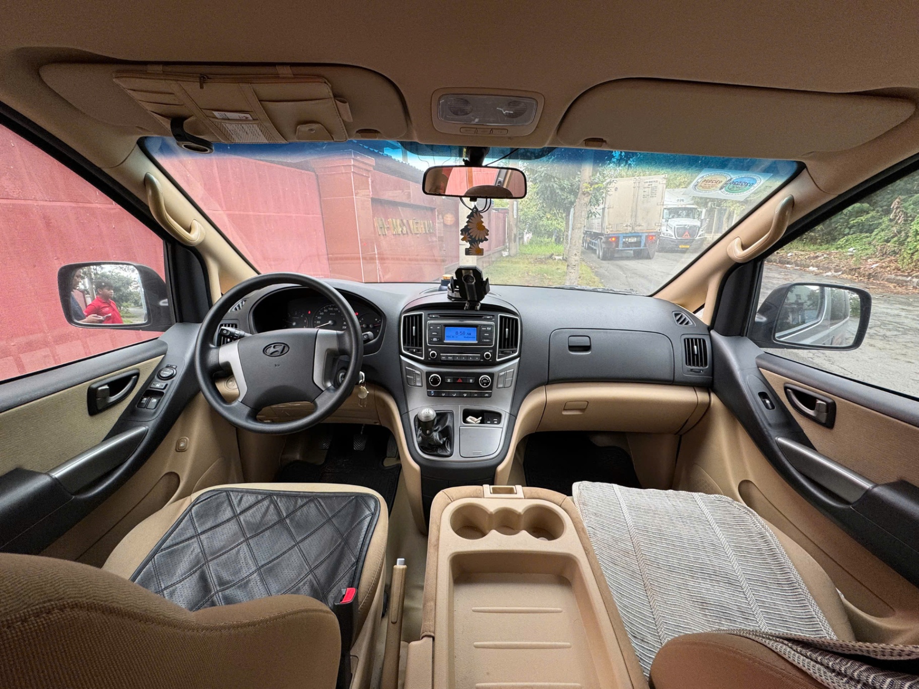 Hyundai Grand starex 2.5 MT 2017 - Nội thất 1