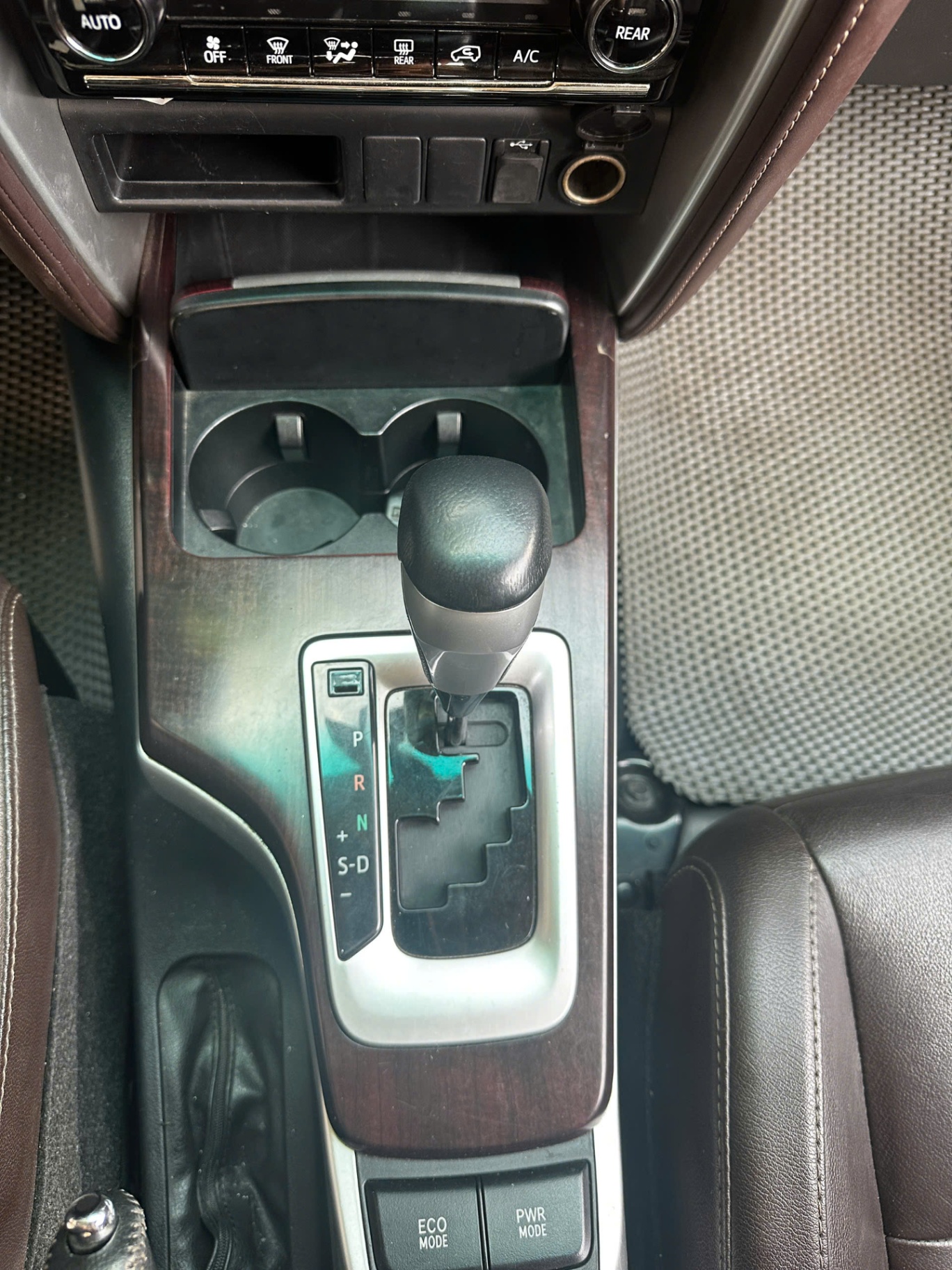 Toyota Fortuner 2.7V 4x2 AT 2019 - Nội thất 2