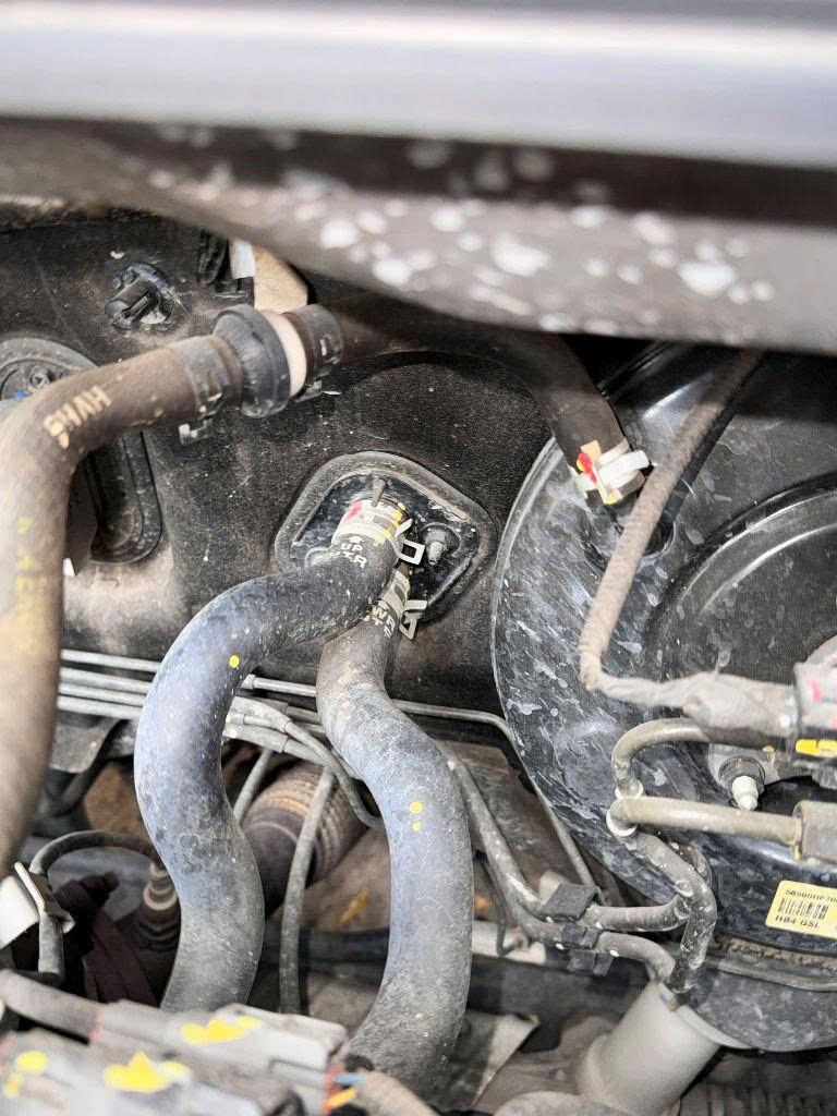 Hyundai Accent 1.4 MT 2021 - Khoang động cơ 2