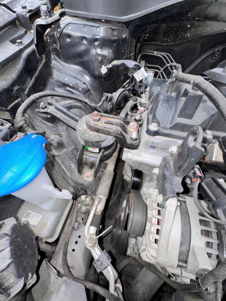 Hyundai Accent 1.4 MT 2021 - Khoang động cơ 4