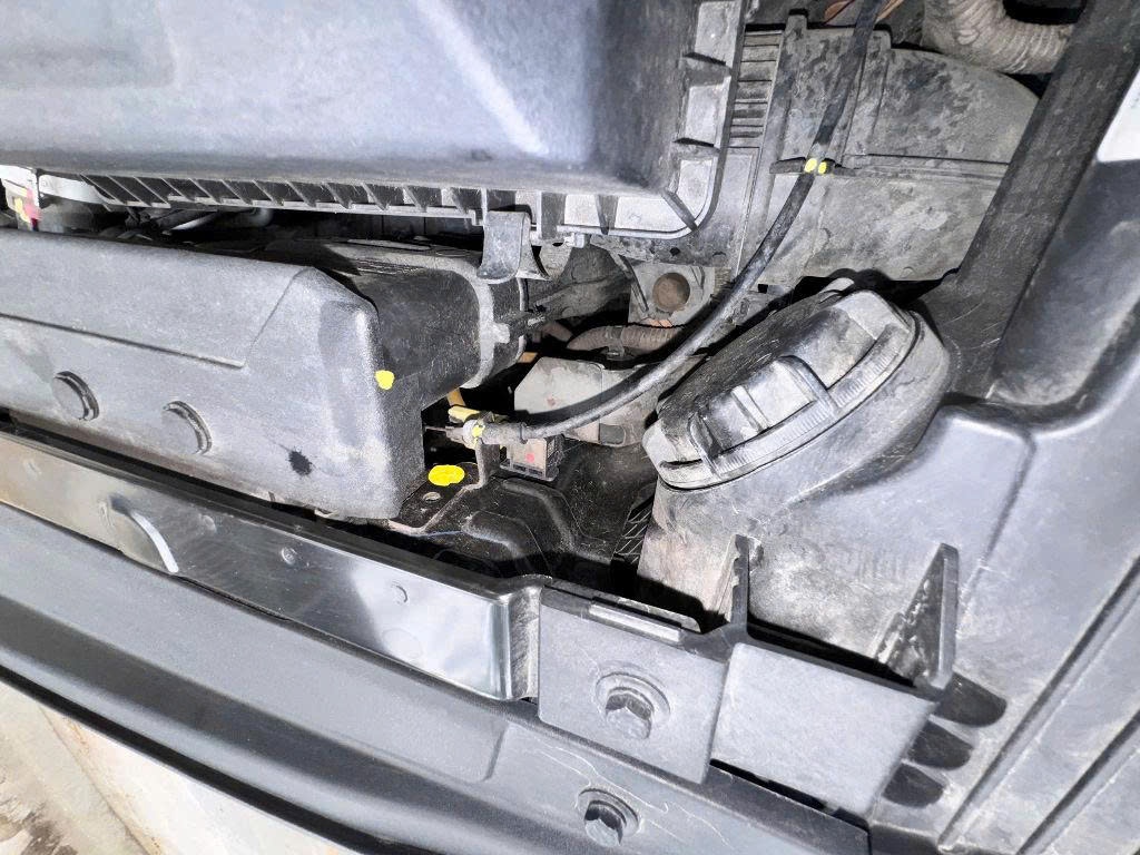Hyundai Accent 1.4 MT 2021 - Khoang động cơ 9
