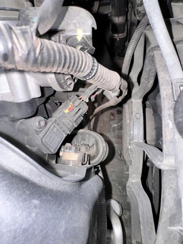 Hyundai Accent 1.4 MT 2021 - Khoang động cơ 10