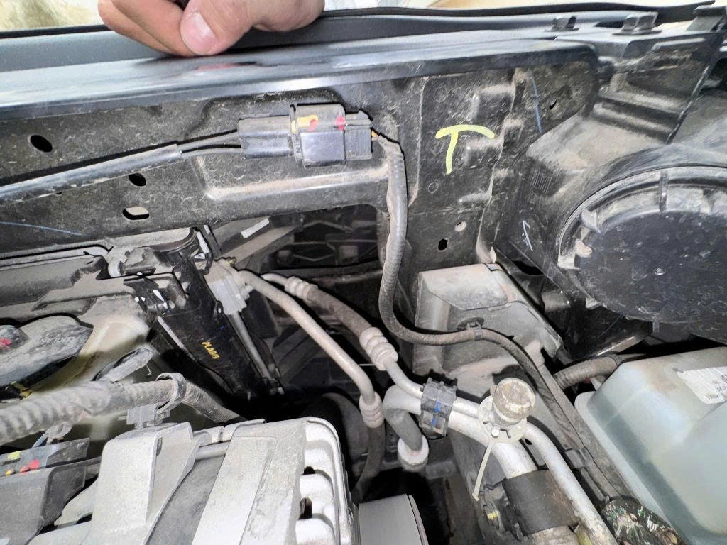 Hyundai Accent 1.4 MT 2021 - Khoang động cơ 11