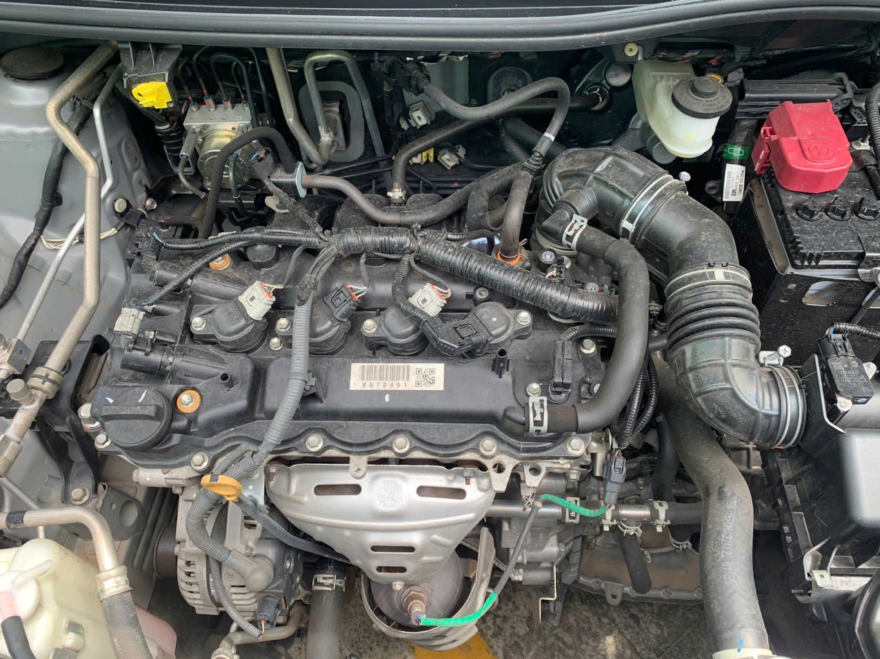Toyota Avanza Premio 1.5 AT 2022 - Khoang động cơ 1
