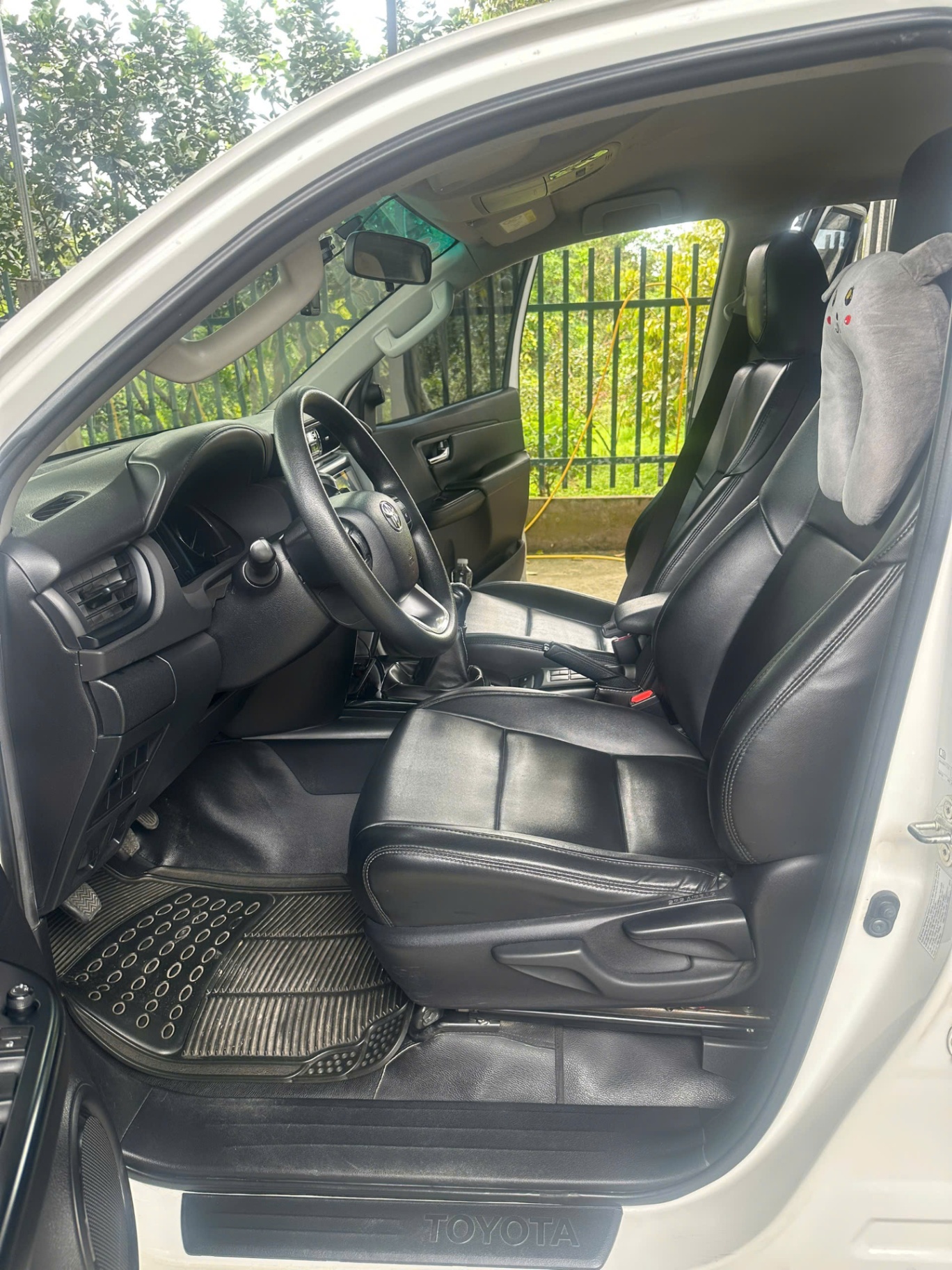 Toyota Fortuner 2.4L 4x2 MT 2022 - Nội thất 1